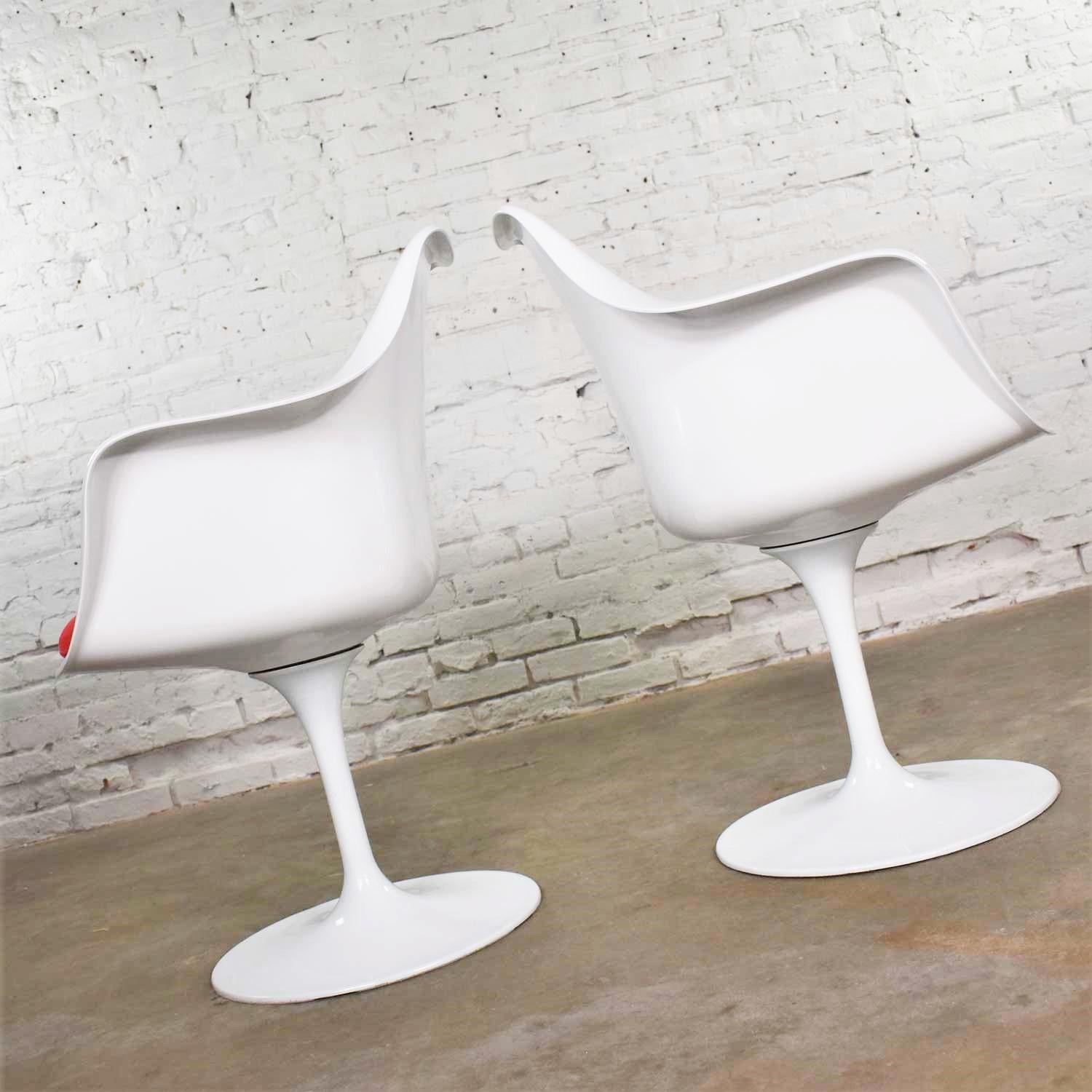 20th Century Pair of White Saarinen Style Tulip Swivel Chairs with Red Cushions