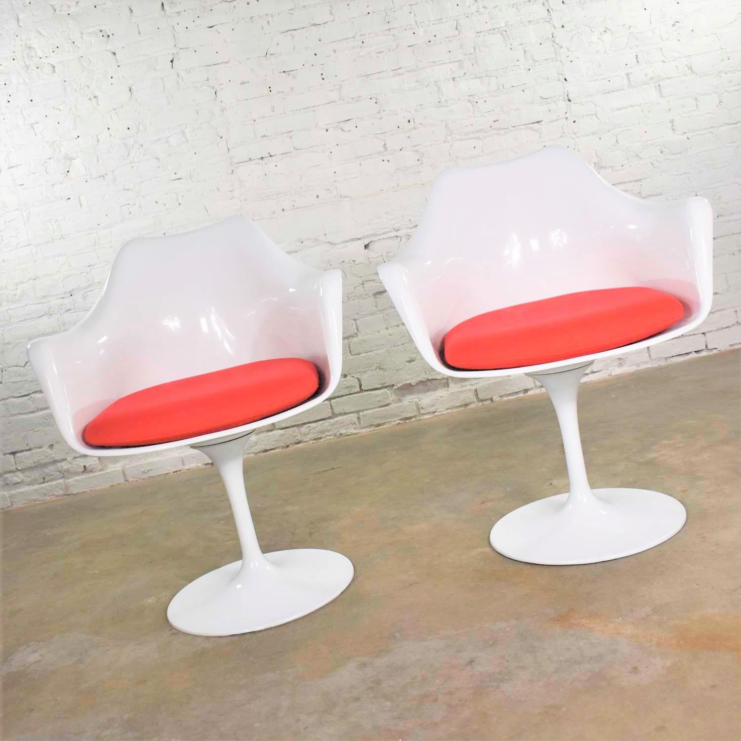 Pair of White Saarinen Style Tulip Swivel Chairs with Red Cushions 1