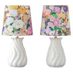 Lampes de table blanches Royal Delft (1930s) Abat-jour Hollyhocks New House of Hackney