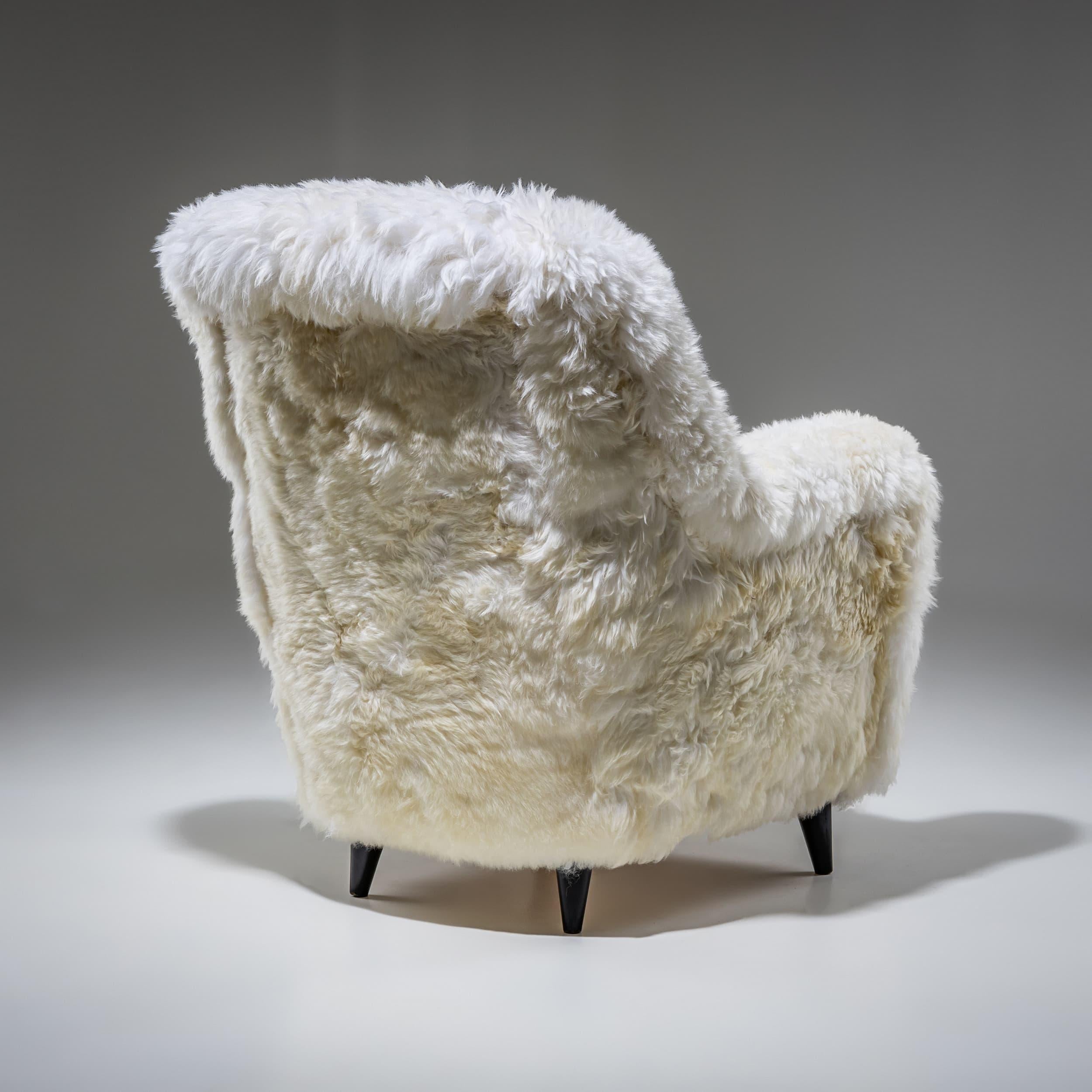 Paire de chaises longues en peau de mouton blanche, probablement Italie, milieu du 20e siècle en vente 3