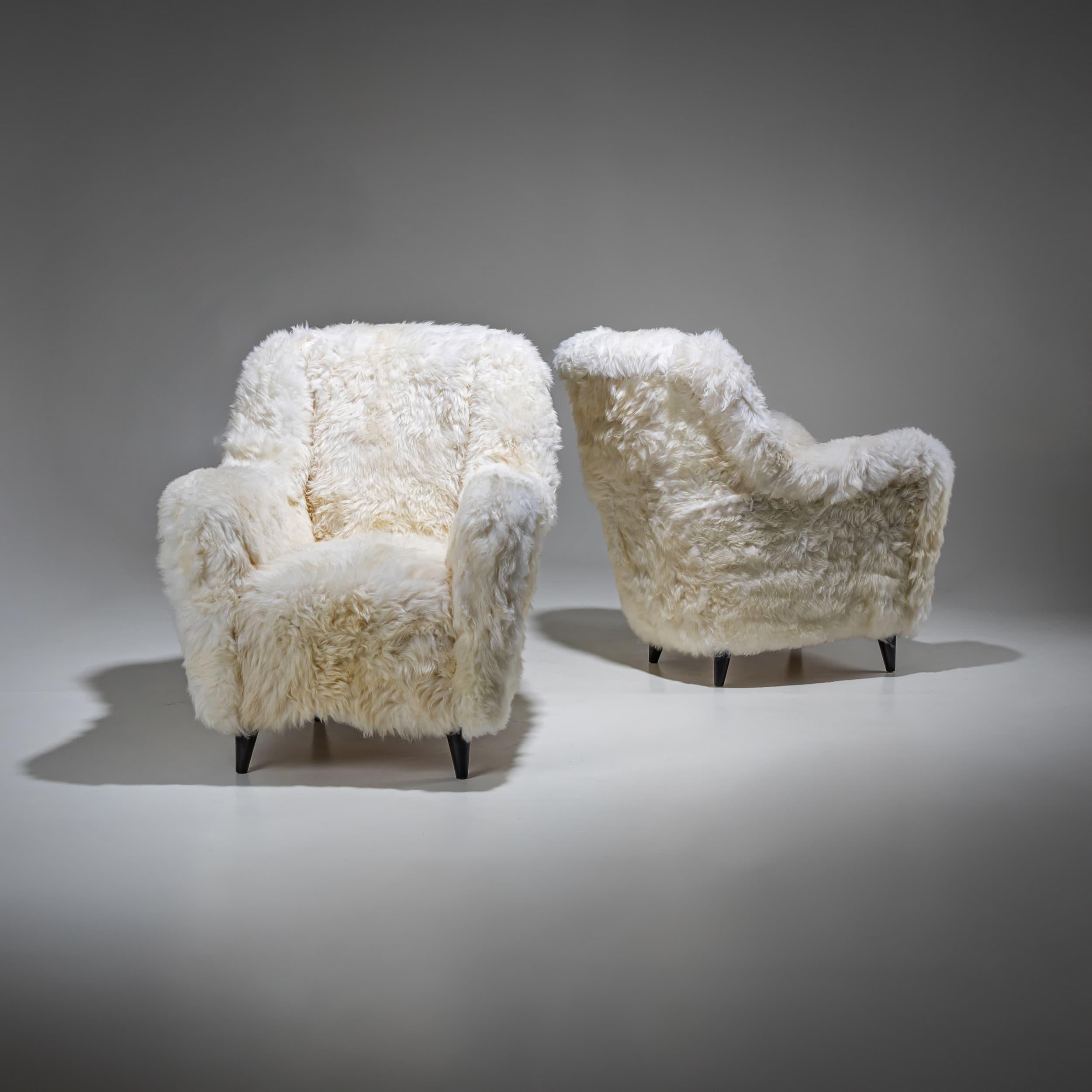 Moderne Paire de chaises longues en peau de mouton blanche, probablement Italie, milieu du 20e siècle en vente