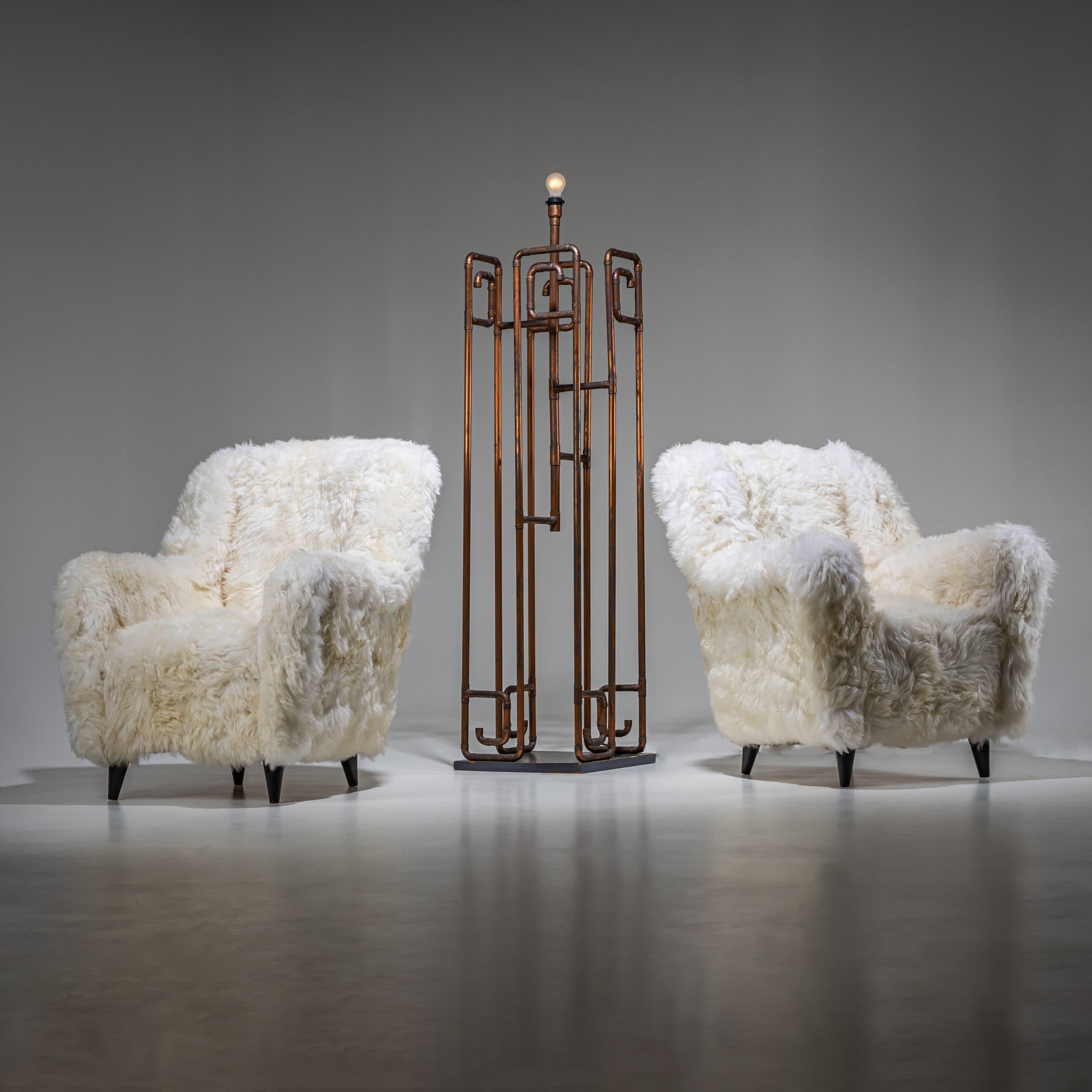 italien Paire de chaises longues en peau de mouton blanche, probablement Italie, milieu du 20e siècle en vente