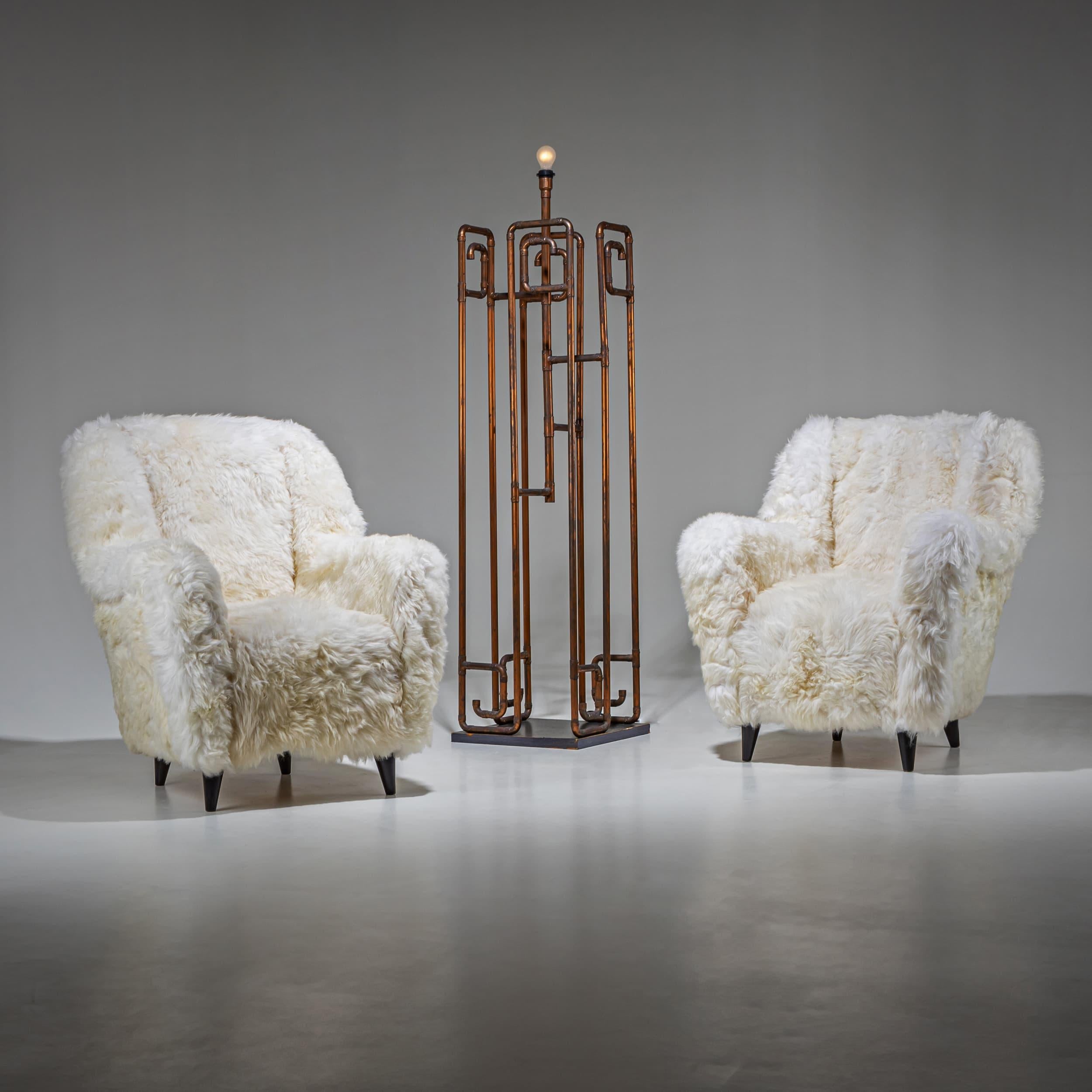 Paire de chaises longues en peau de mouton blanche, probablement Italie, milieu du 20e siècle Excellent état - En vente à Greding, DE