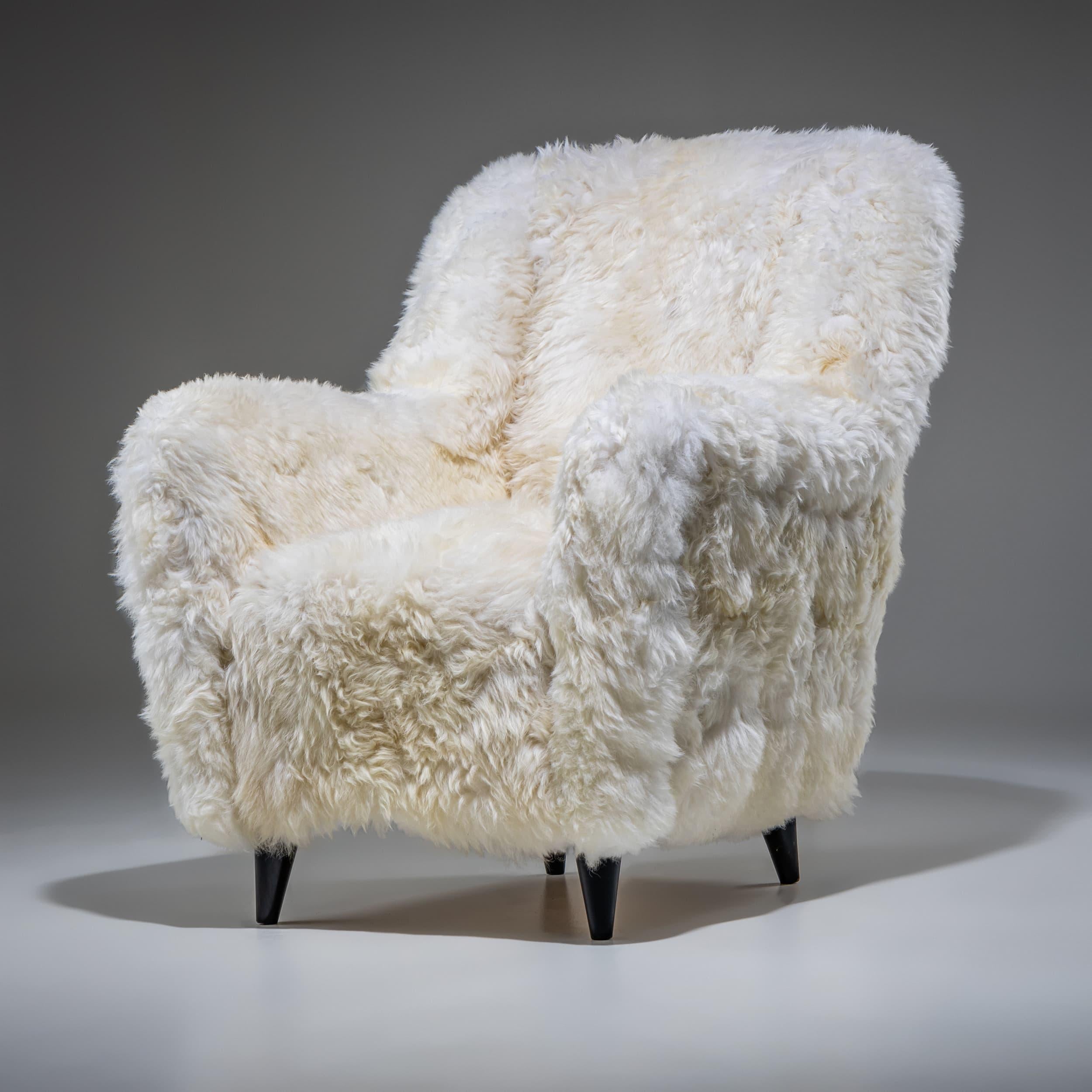 Cuir de mouton Paire de chaises longues en peau de mouton blanche, probablement Italie, milieu du 20e siècle en vente