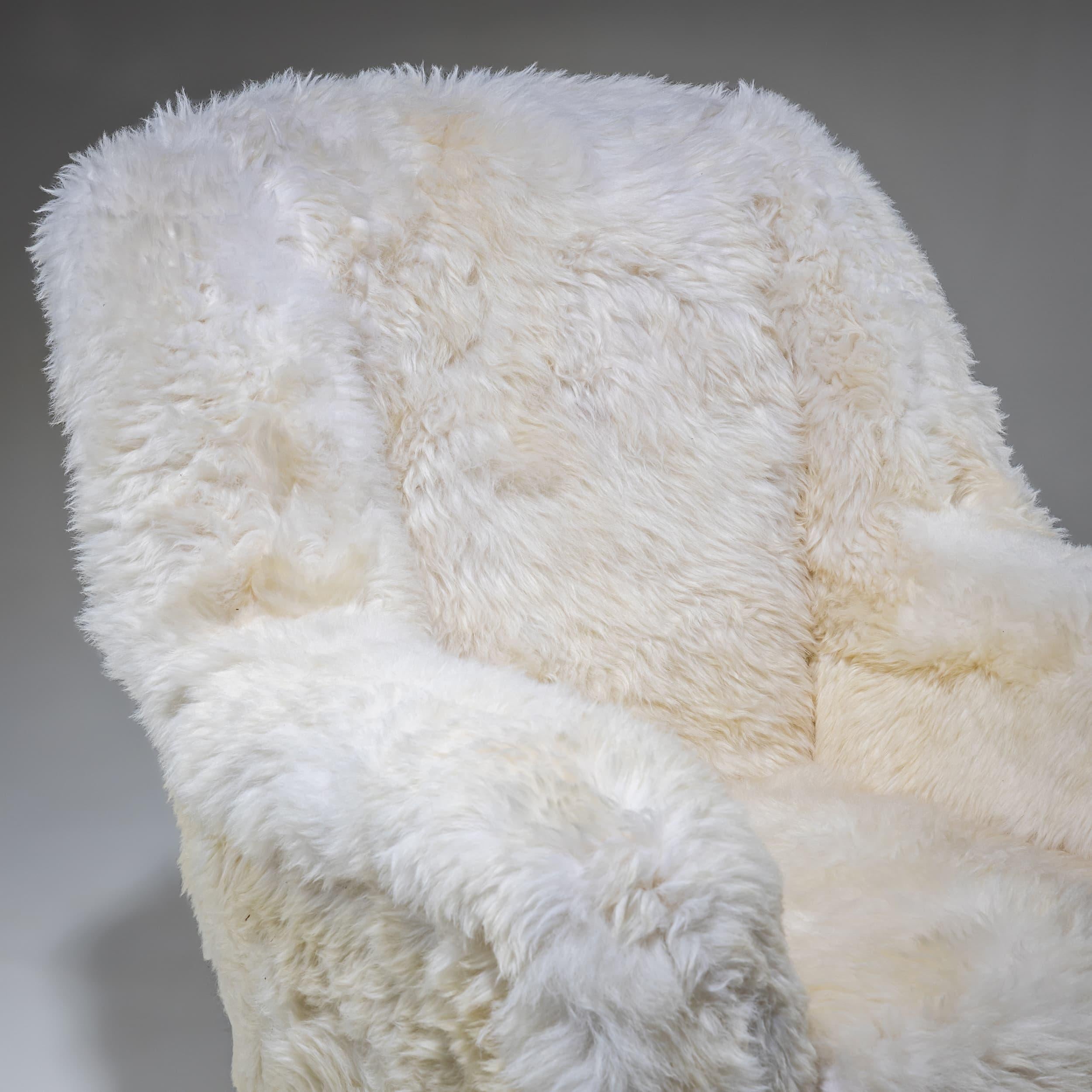 Paire de chaises longues en peau de mouton blanche, probablement Italie, milieu du 20e siècle en vente 1