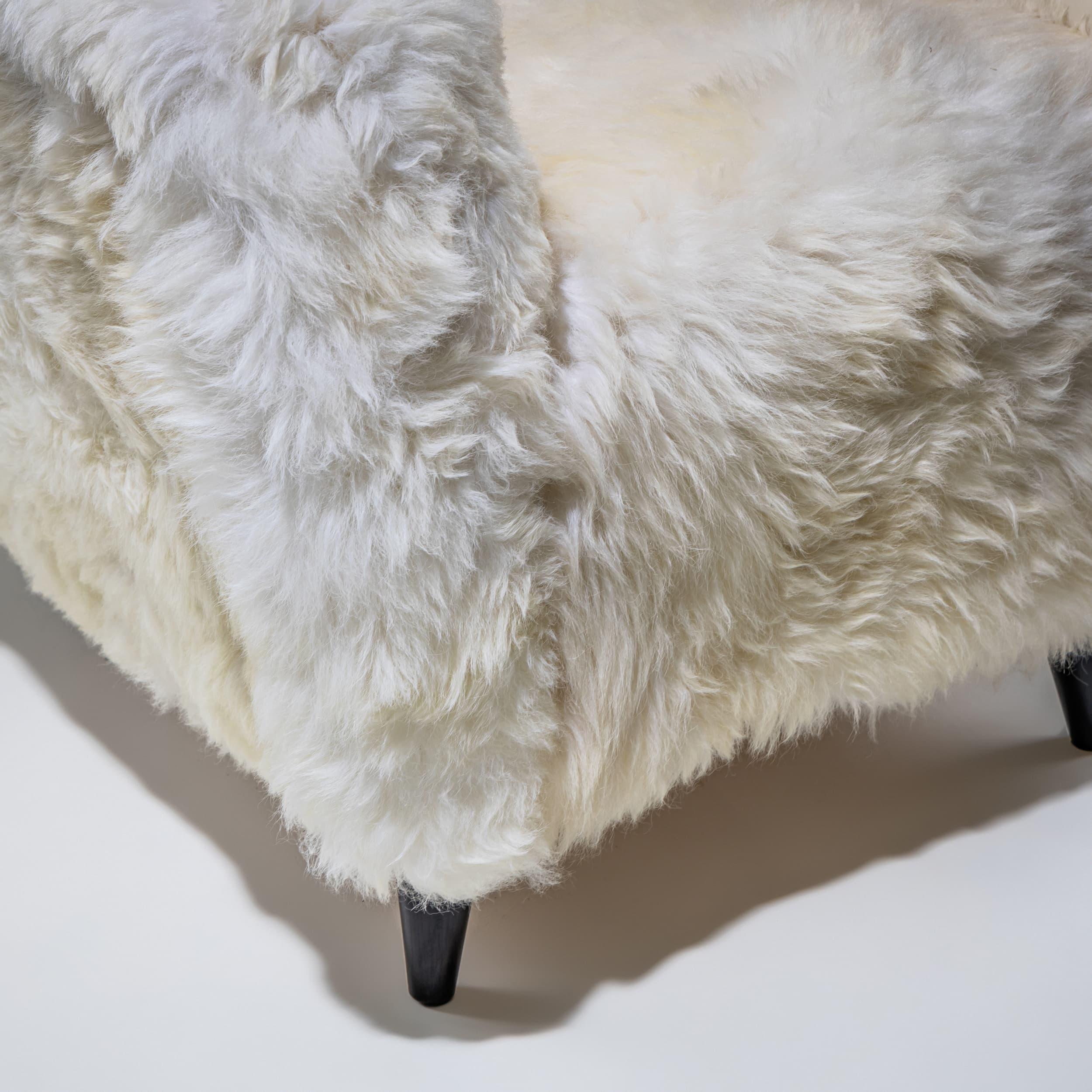 Paire de chaises longues en peau de mouton blanche, probablement Italie, milieu du 20e siècle en vente 2