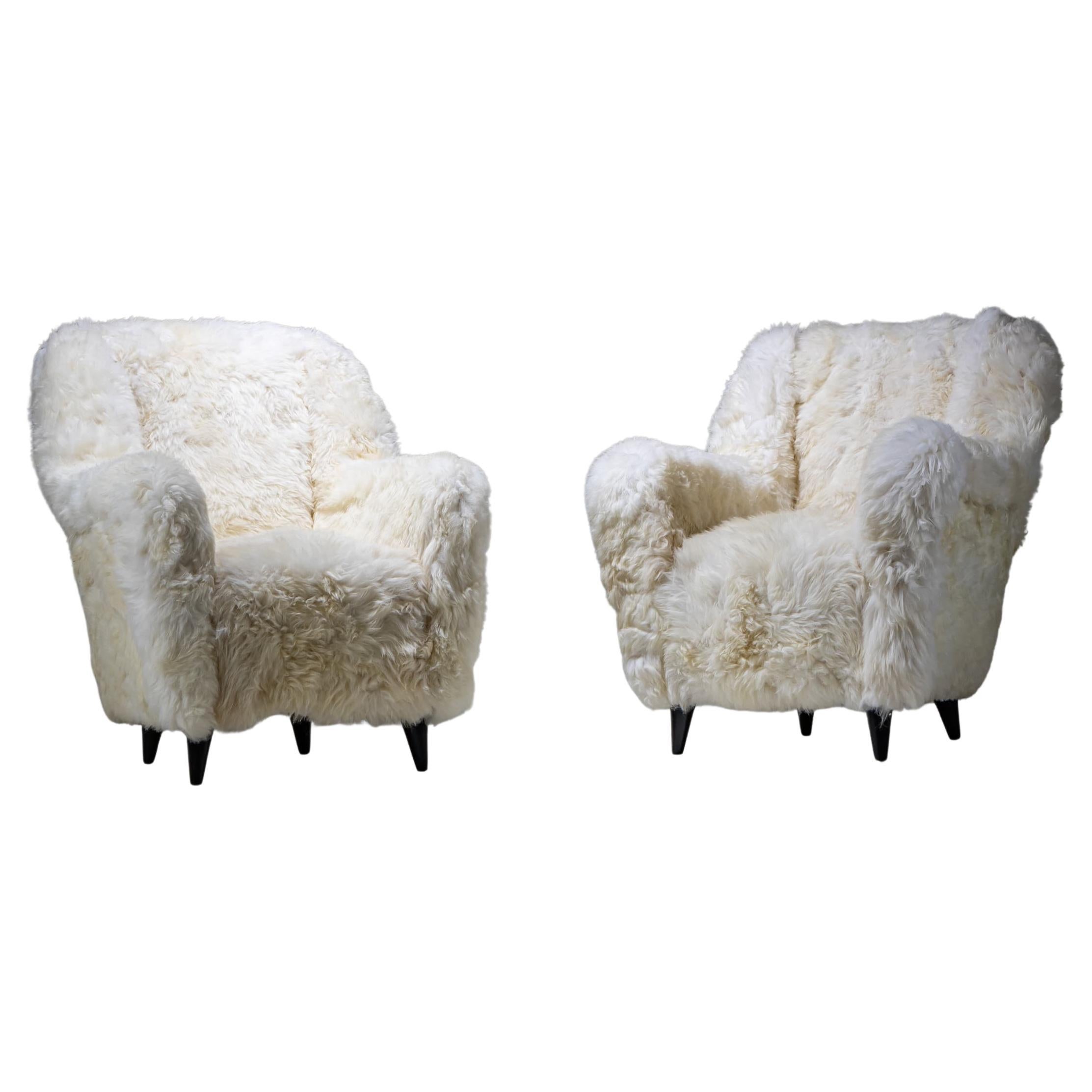 Coppia di sedie da salotto in pelle di pecora bianca, probabilmente Italia, metà del XX secolo