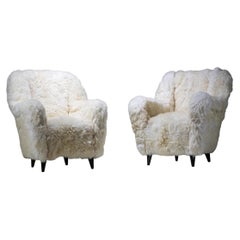 Coppia di sedie da salotto in pelle di pecora bianca, probabilmente Italia, metà del XX secolo