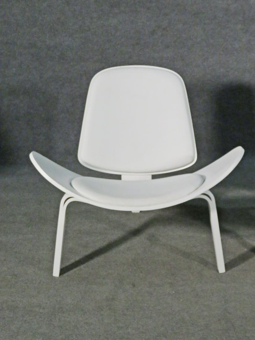 Dieses Paar Vintage-Stühle im Stil von Hans Wegner besticht durch sein einzigartiges, schlichtes Design. Bitte bestätigen Sie den Standort des Artikels mit dem Verkäufer (NY/NJ).