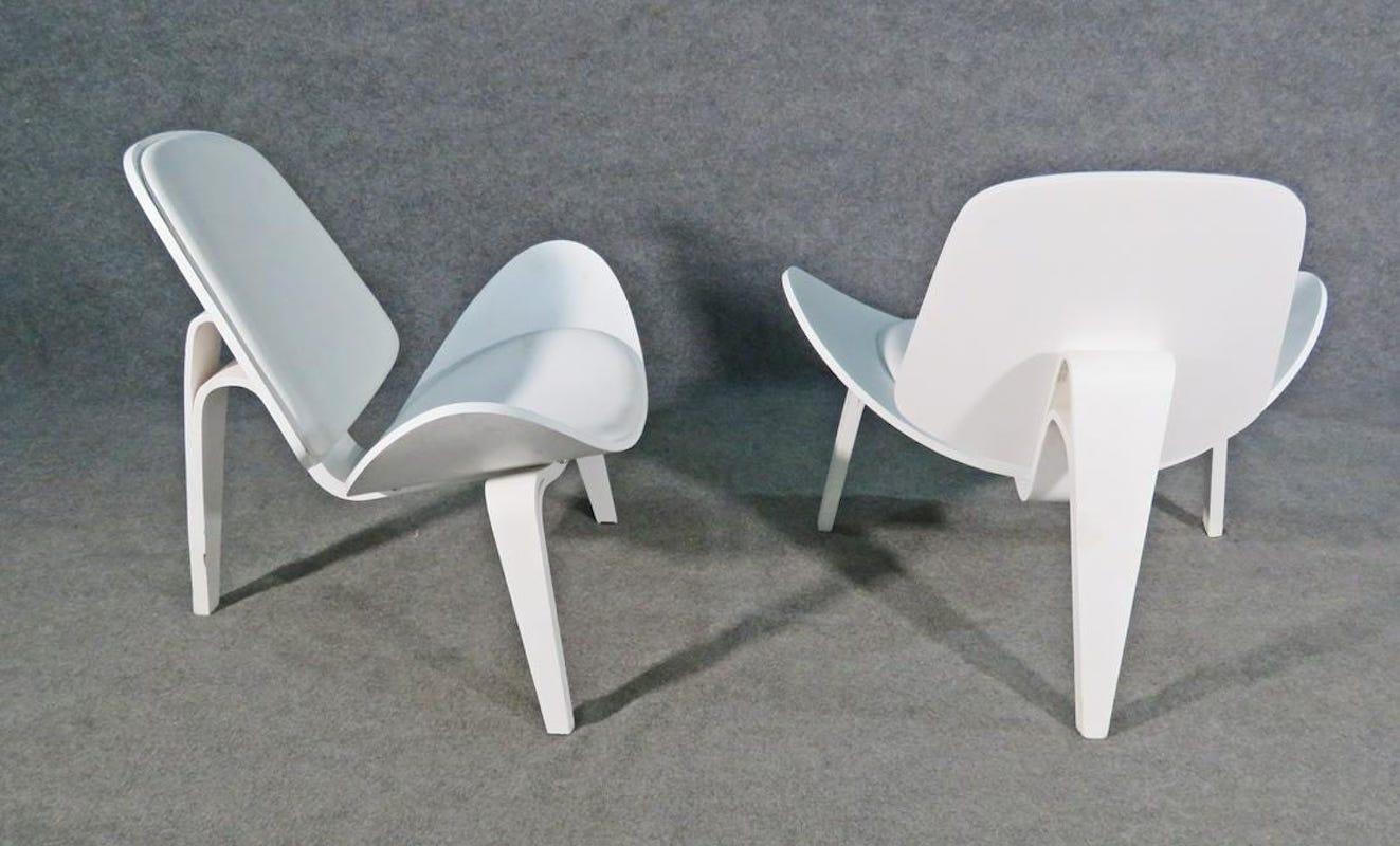 Upholstery Pair of White Shell Chairs in the Style of Hans Wegner For Sale