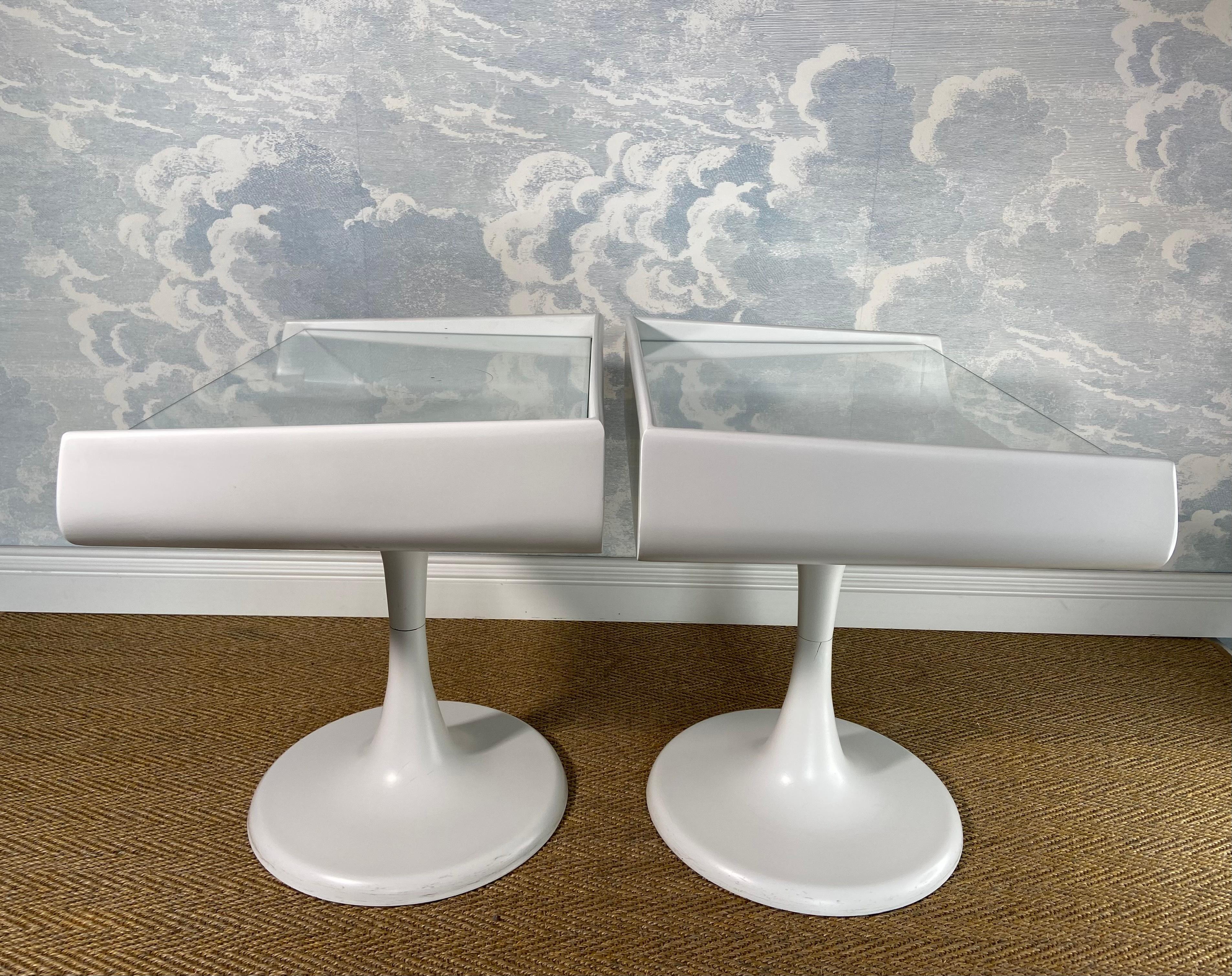 Molded Pair of White Space Age Side Tables / Nightstands with Tulip Foot 1960's, ISKU