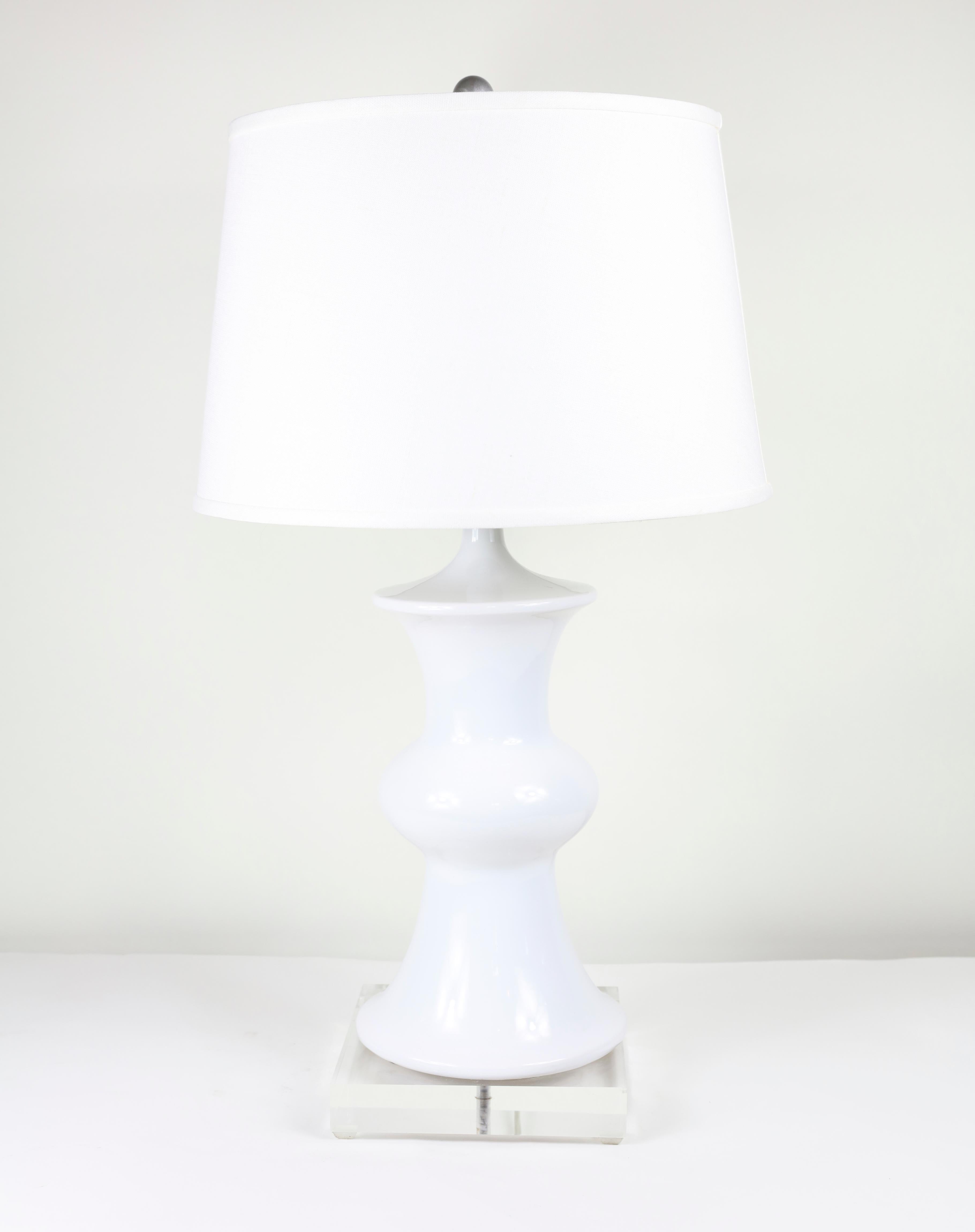 Pair of white stephen gerould table lamps with Lucite bases

8759-199

Measures: 29
