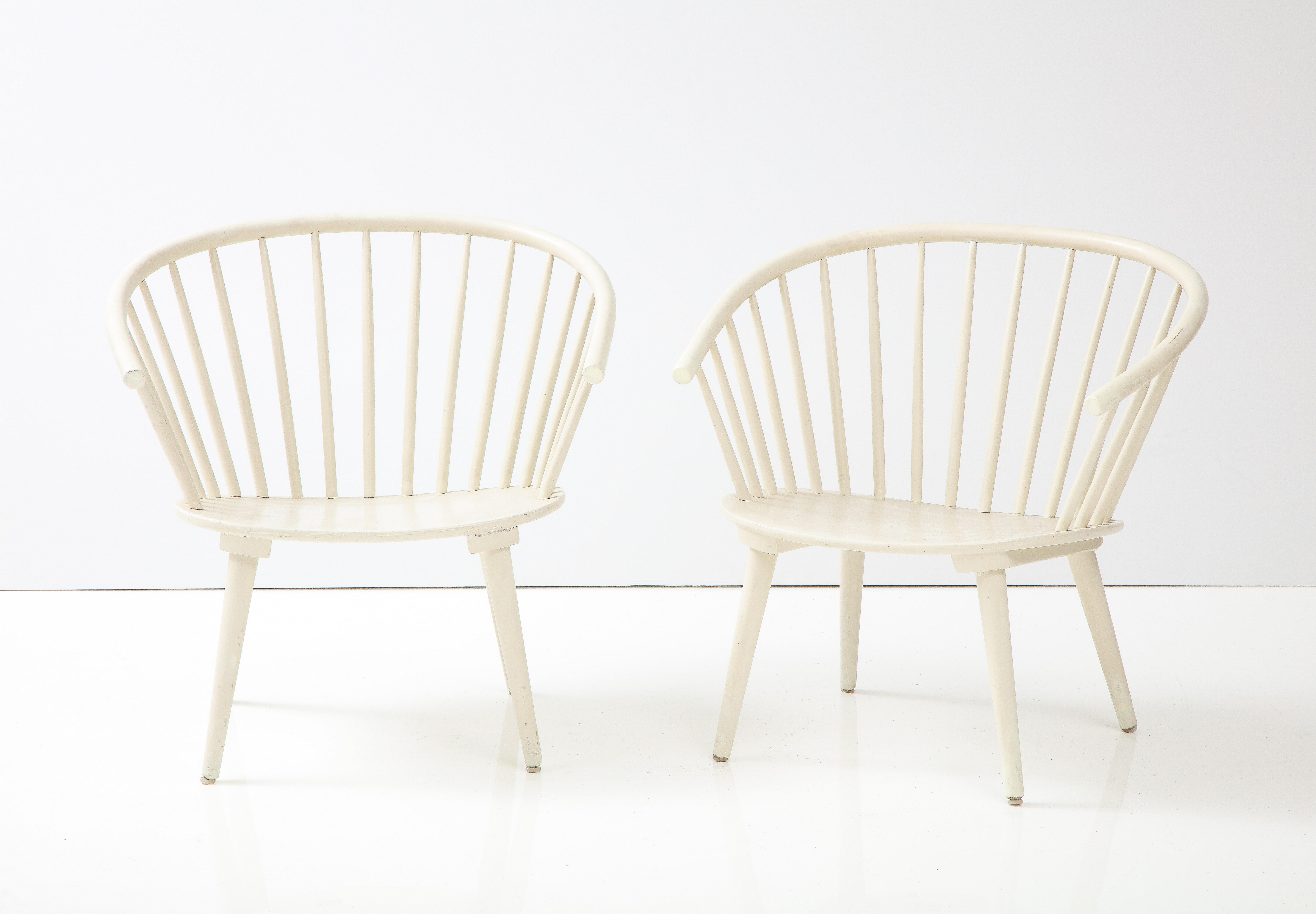 Pair of generous white Swedish horseshoe back armchairs, Sweden, c. 1964
Measures: H: 29.25, W: 29.5, D: 24.75 in.
 