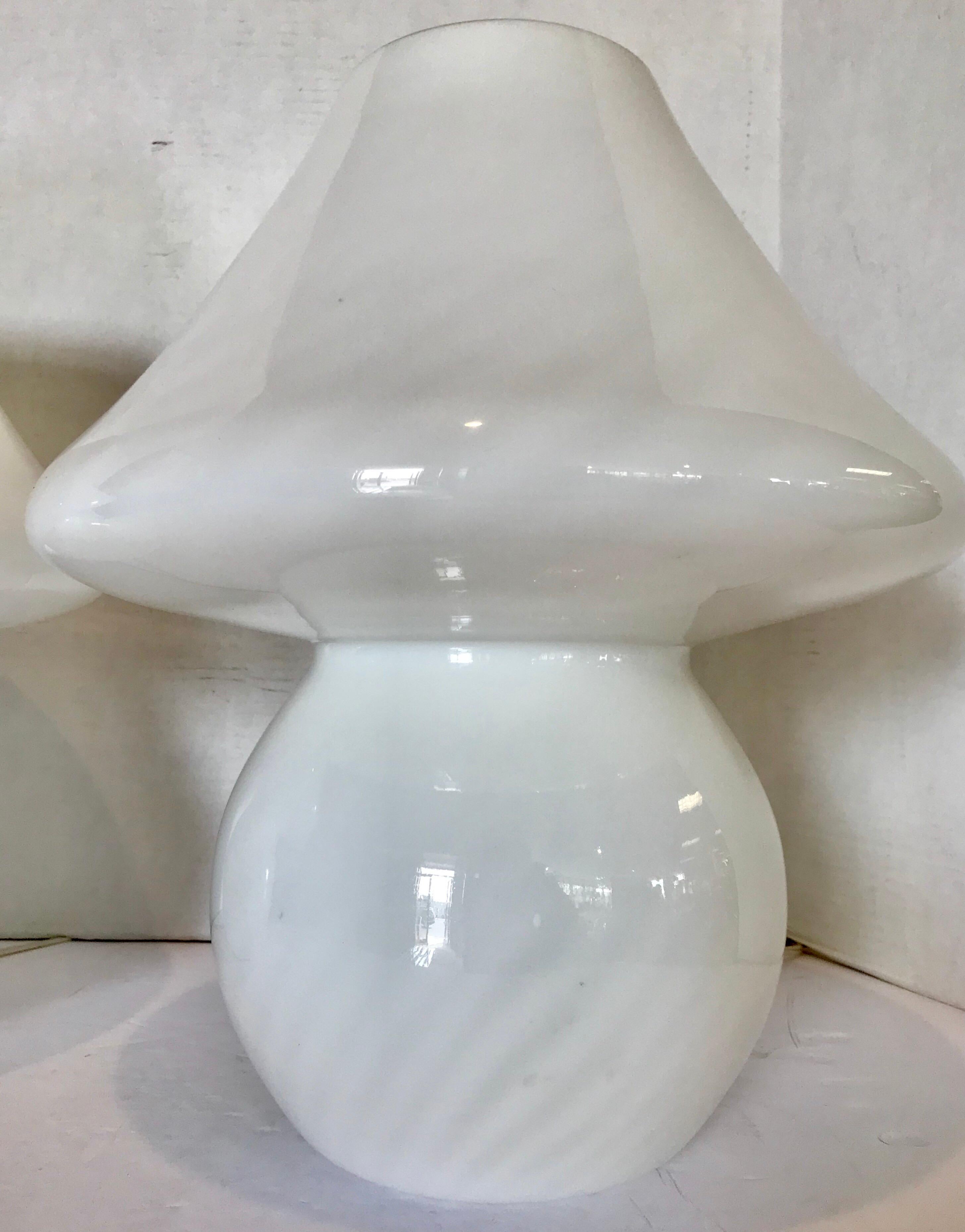 Pair of White Swirl Venini Murano Glass Mushroom Table Lamps Mid-Century Modern In Good Condition In West Hartford, CT
