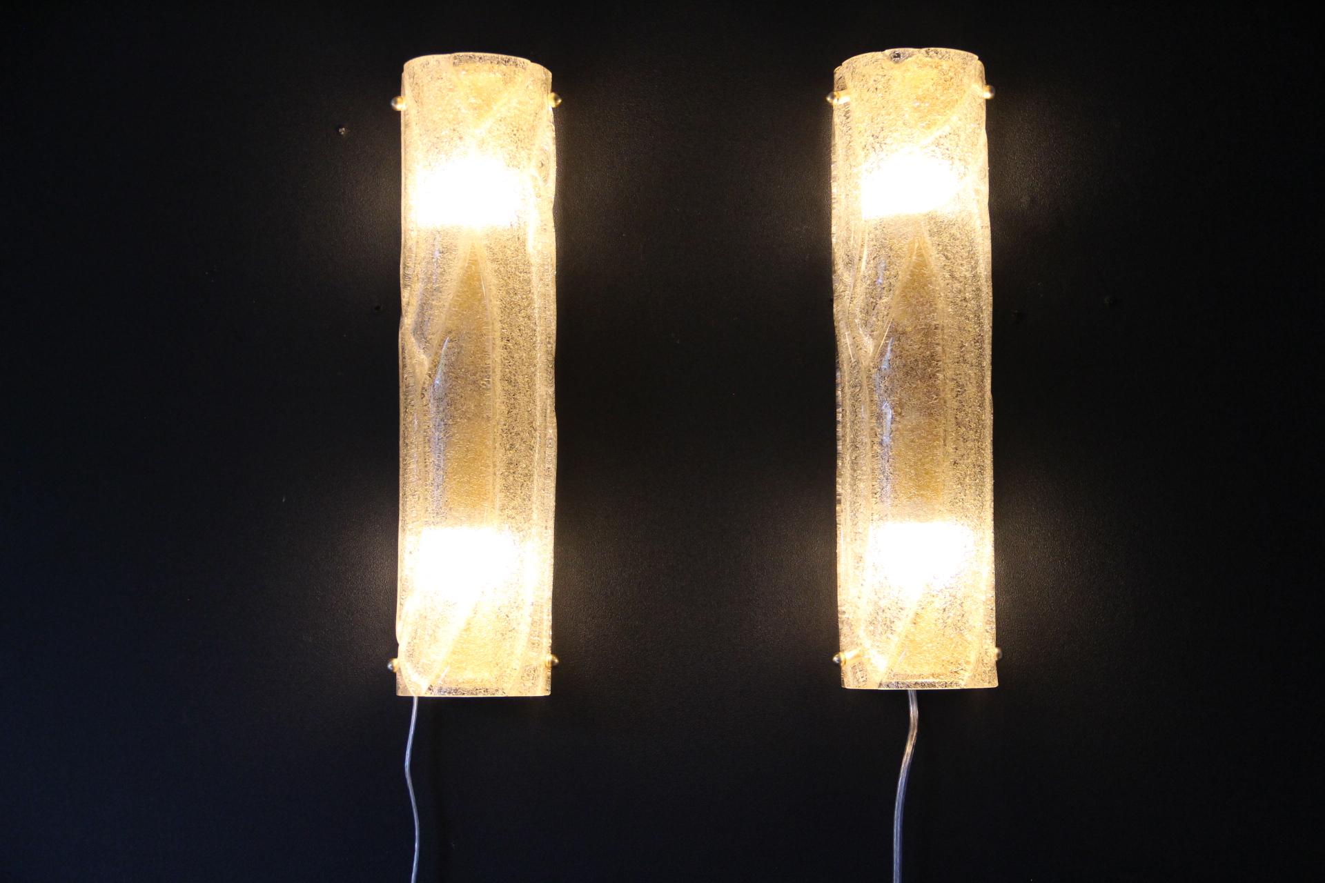 Pareja de Apliques de Cristal de Murano Blanco Texturado, Estilo Mazzega Moderno de mediados de siglo en venta