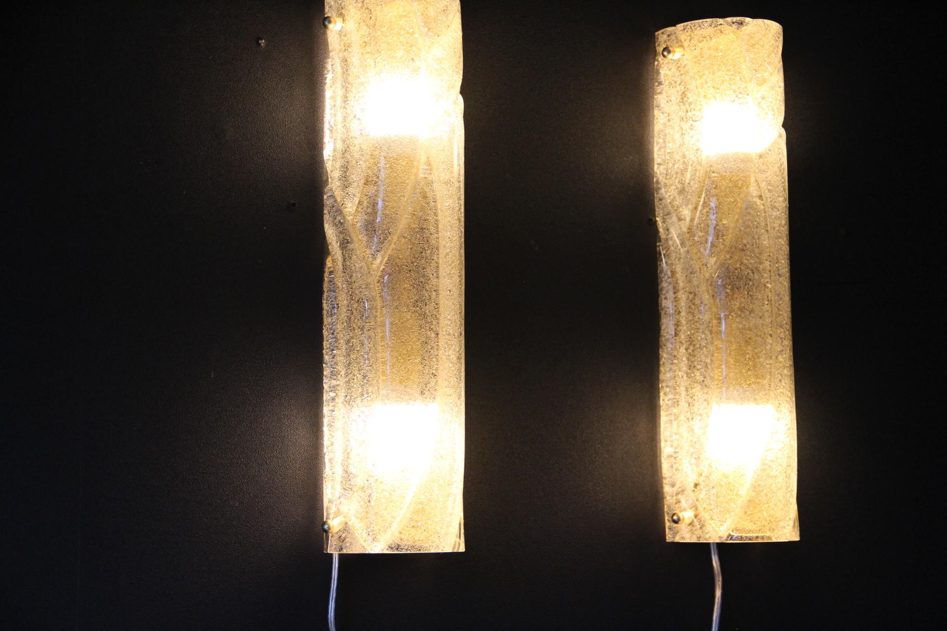 Pareja de Apliques de Cristal de Murano Blanco Texturado, Estilo Mazzega Italiano en venta