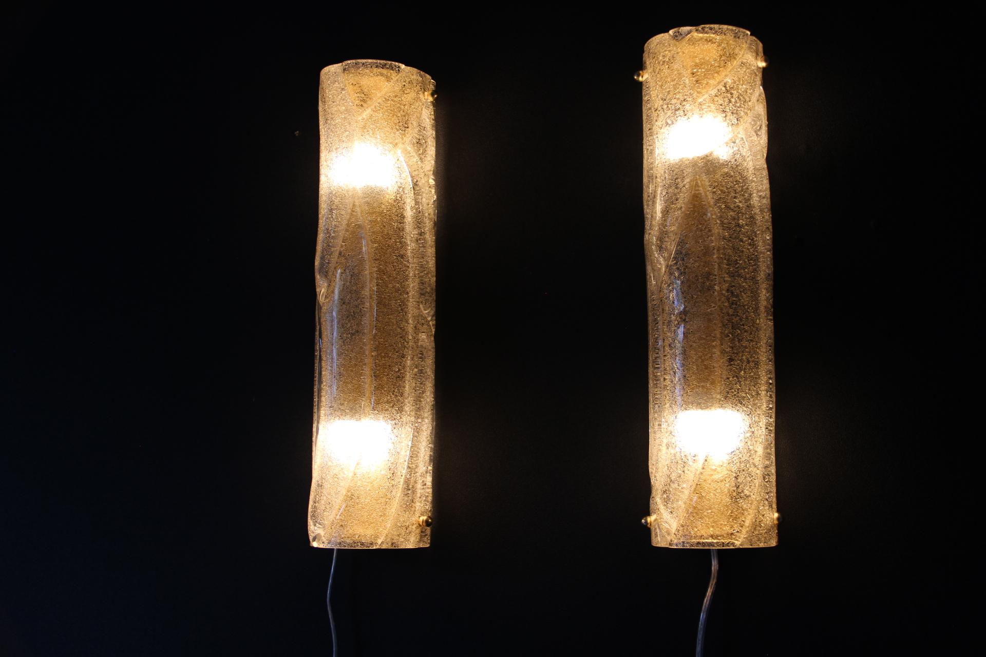 Pareja de Apliques de Cristal de Murano Blanco Texturado, Estilo Mazzega Latón en venta