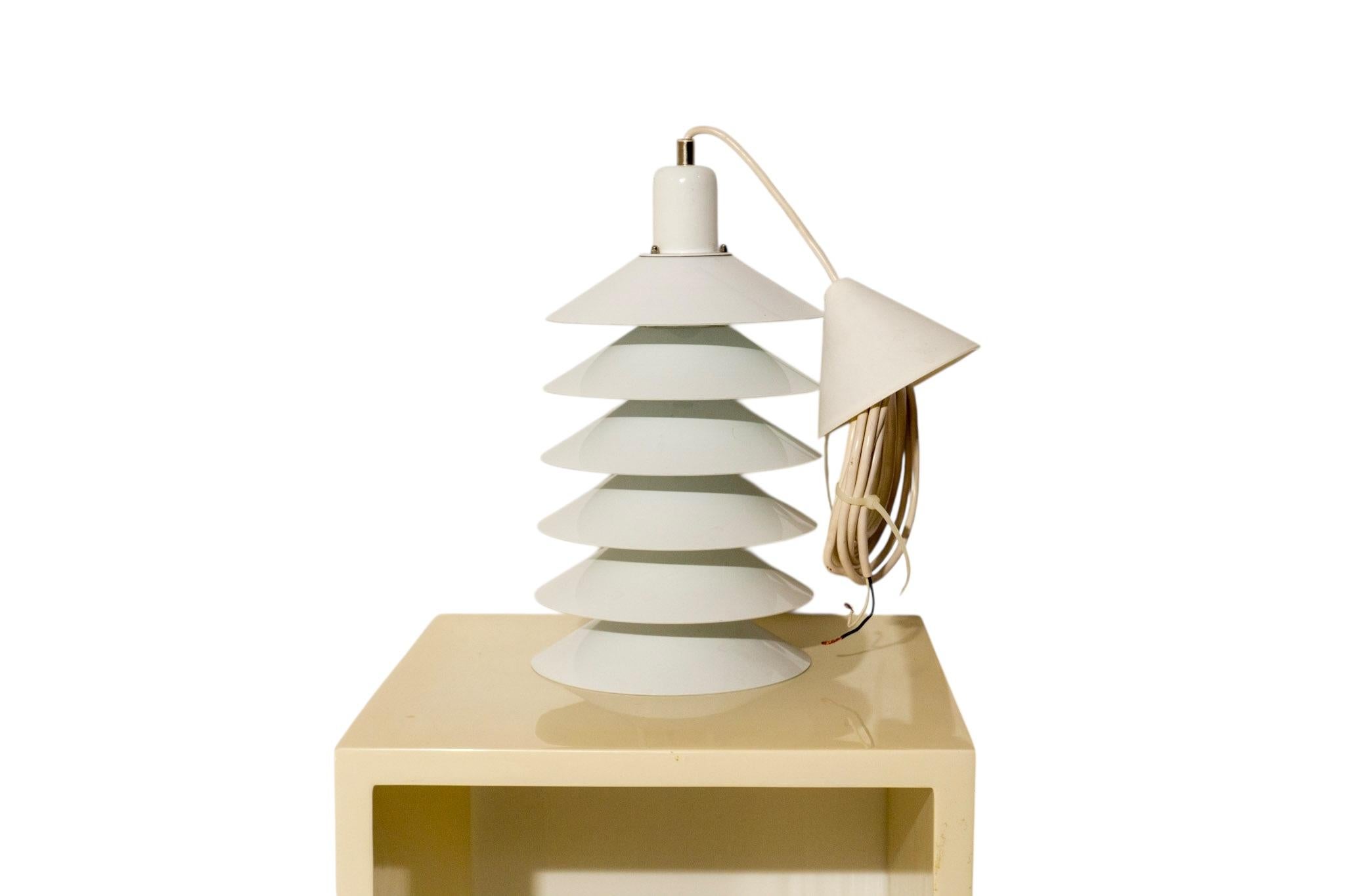 Paire de lampes suspendues Tip-Light originales conçues par l'architecte et designer danois Jørgen Gammelgaard dans les années 1970. Produites par Design Forum, ces suspensions sculpturales illustrent le design d'éclairage moderne scandinave avec