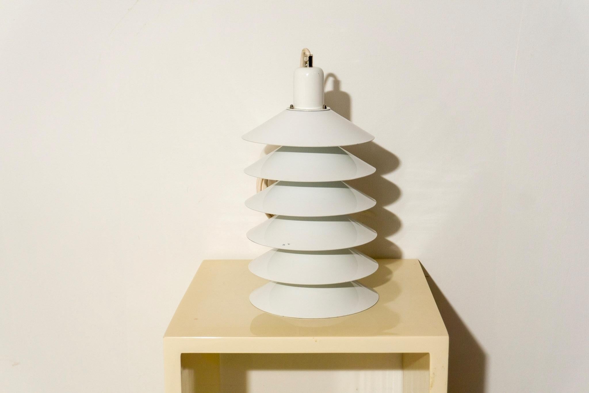 Postmoderne Paire de lampes suspendues Tip-Light blanches de Jørgen Gammelgaard, années 1970 en vente