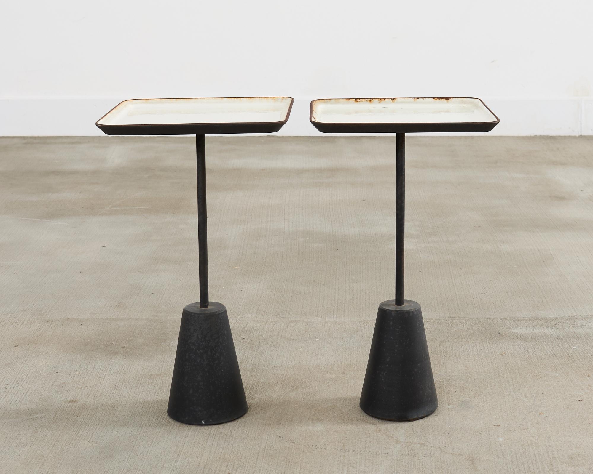 Pareja de mesas blancas para bebidas Tom Dixon Spot Moderno en venta