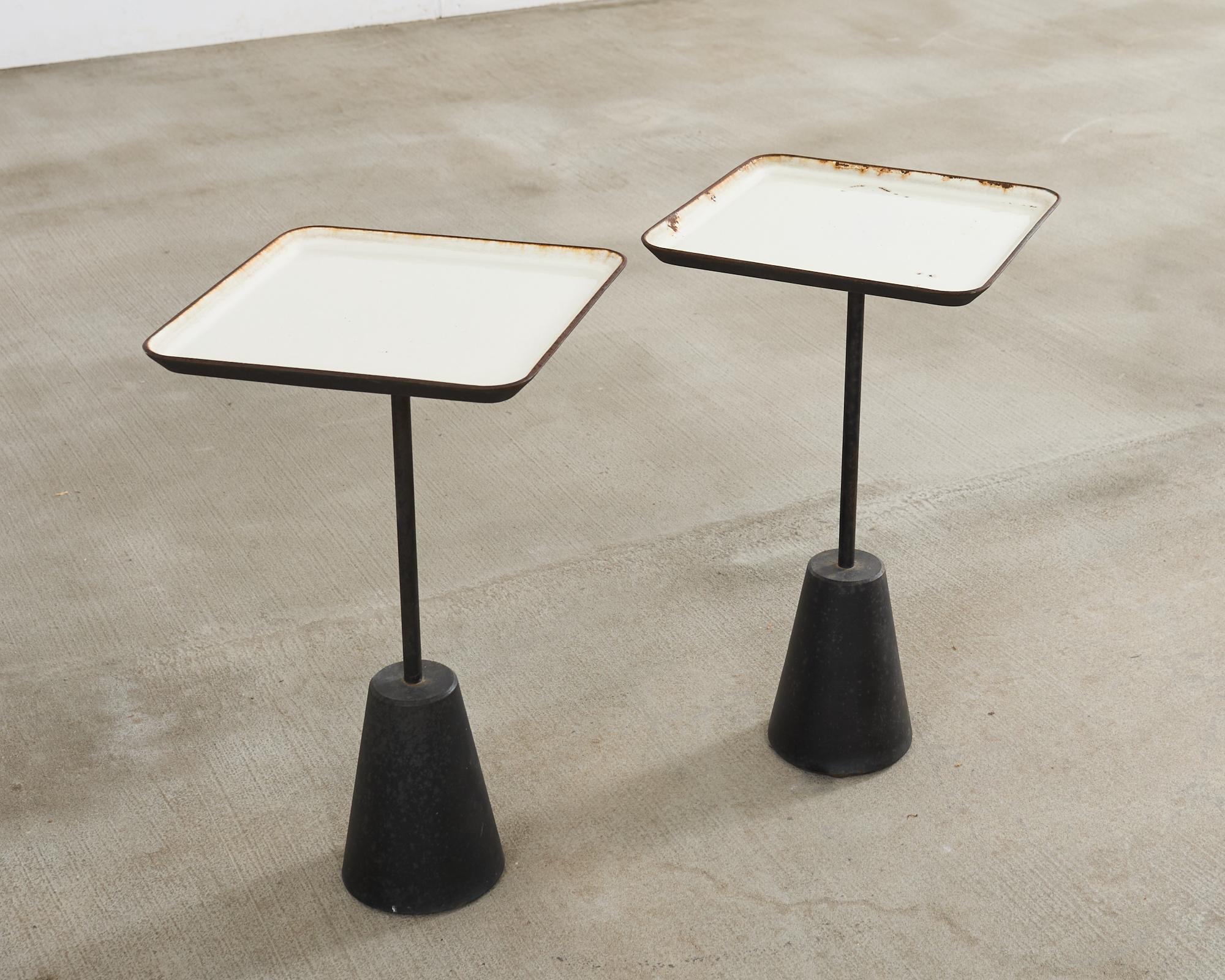 Pareja de mesas blancas para bebidas Tom Dixon Spot Inglés en venta