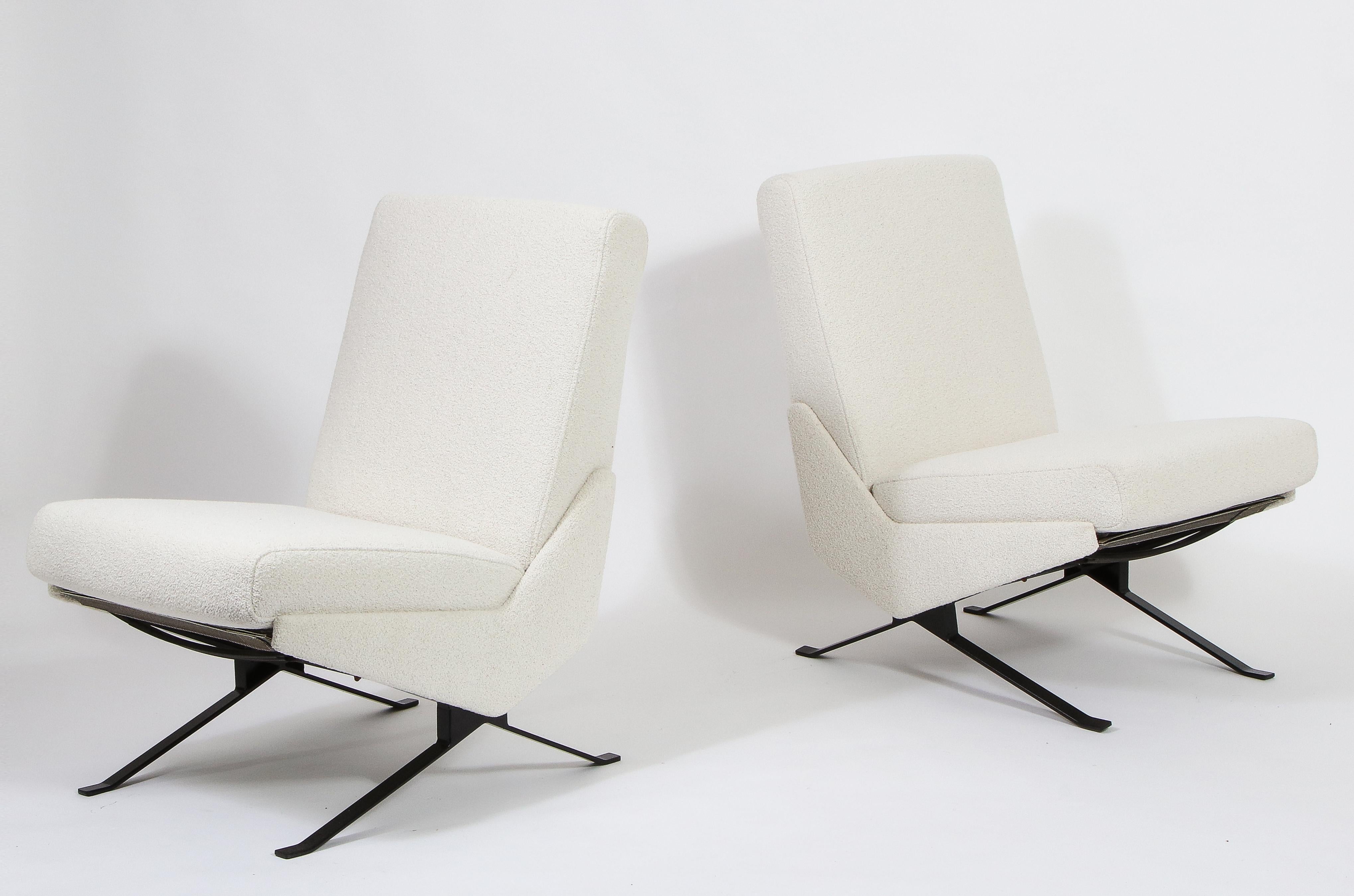A pair of Troika slipper chairs by Pierre Guariche. This model is the lesser-seen variant without arms on enameled flat steel legs. Of note, the braces between the legs and the chair frame in the shape of an asymmetrical bowtie. New boucle