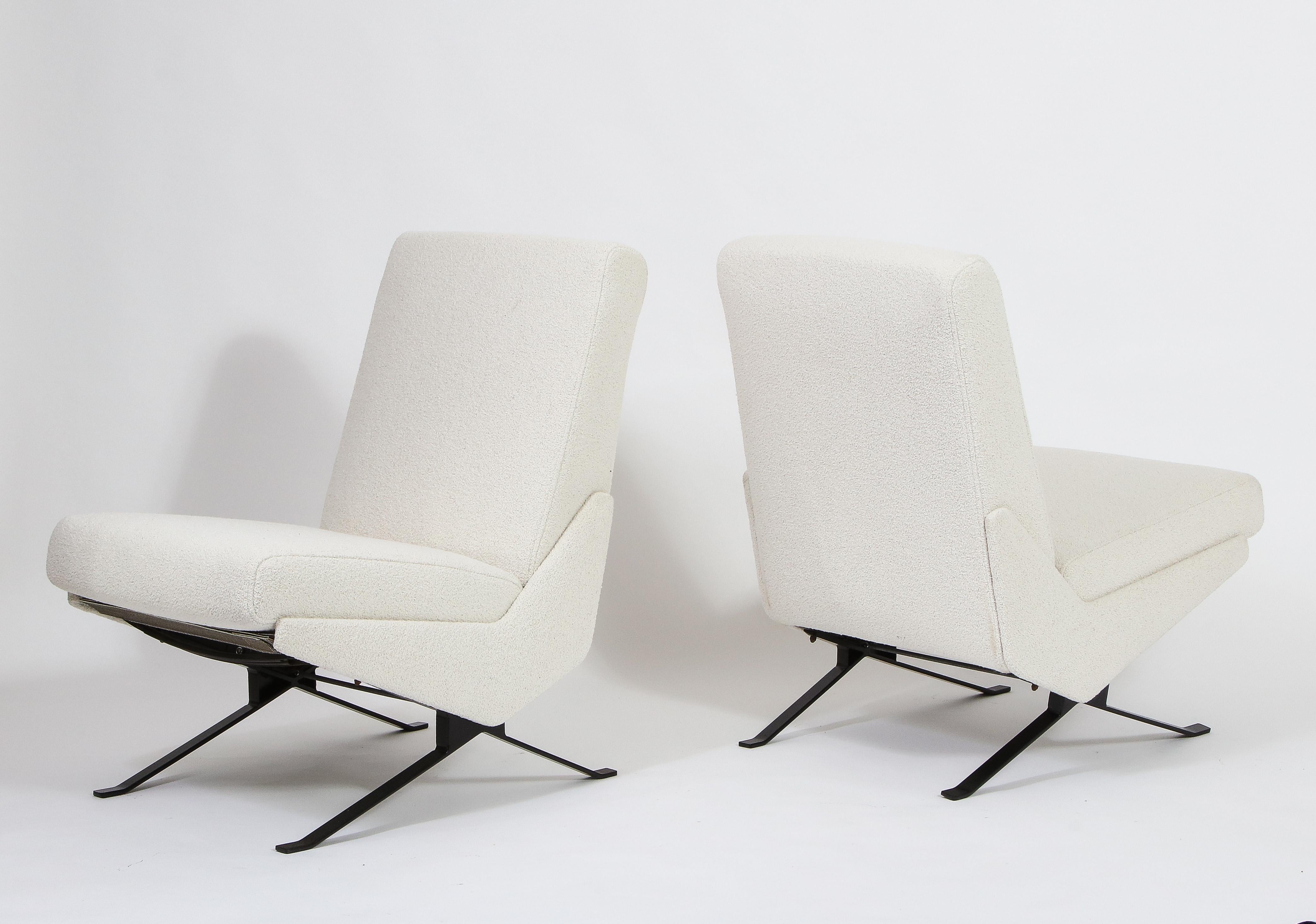 Ein Paar weiße Slipper-Stühle von Pierre Guariche für Airborne, Frankreich, 1960 (Moderne der Mitte des Jahrhunderts) im Angebot