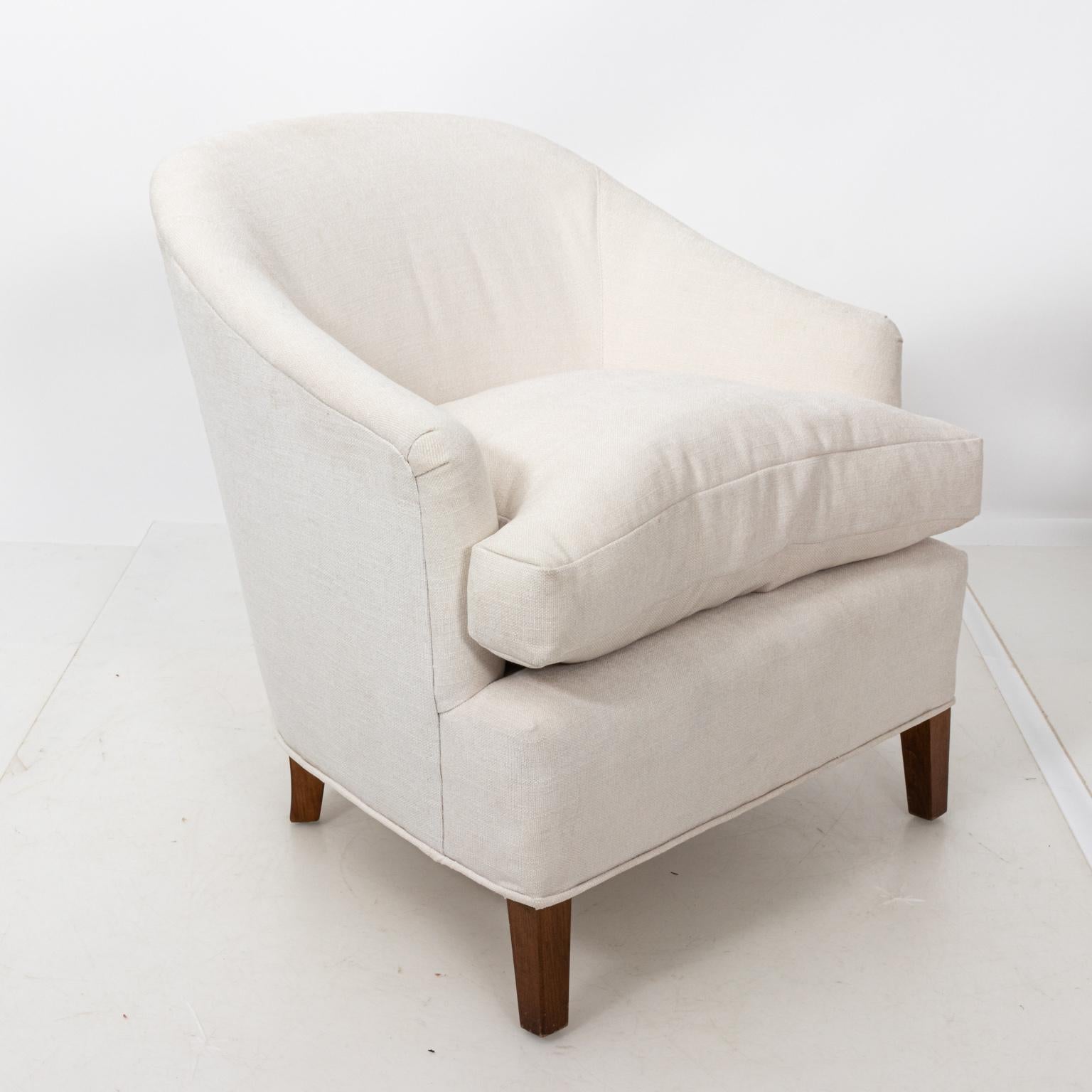 Pair of White Upholstered Armchairs In Good Condition In Stamford, CT