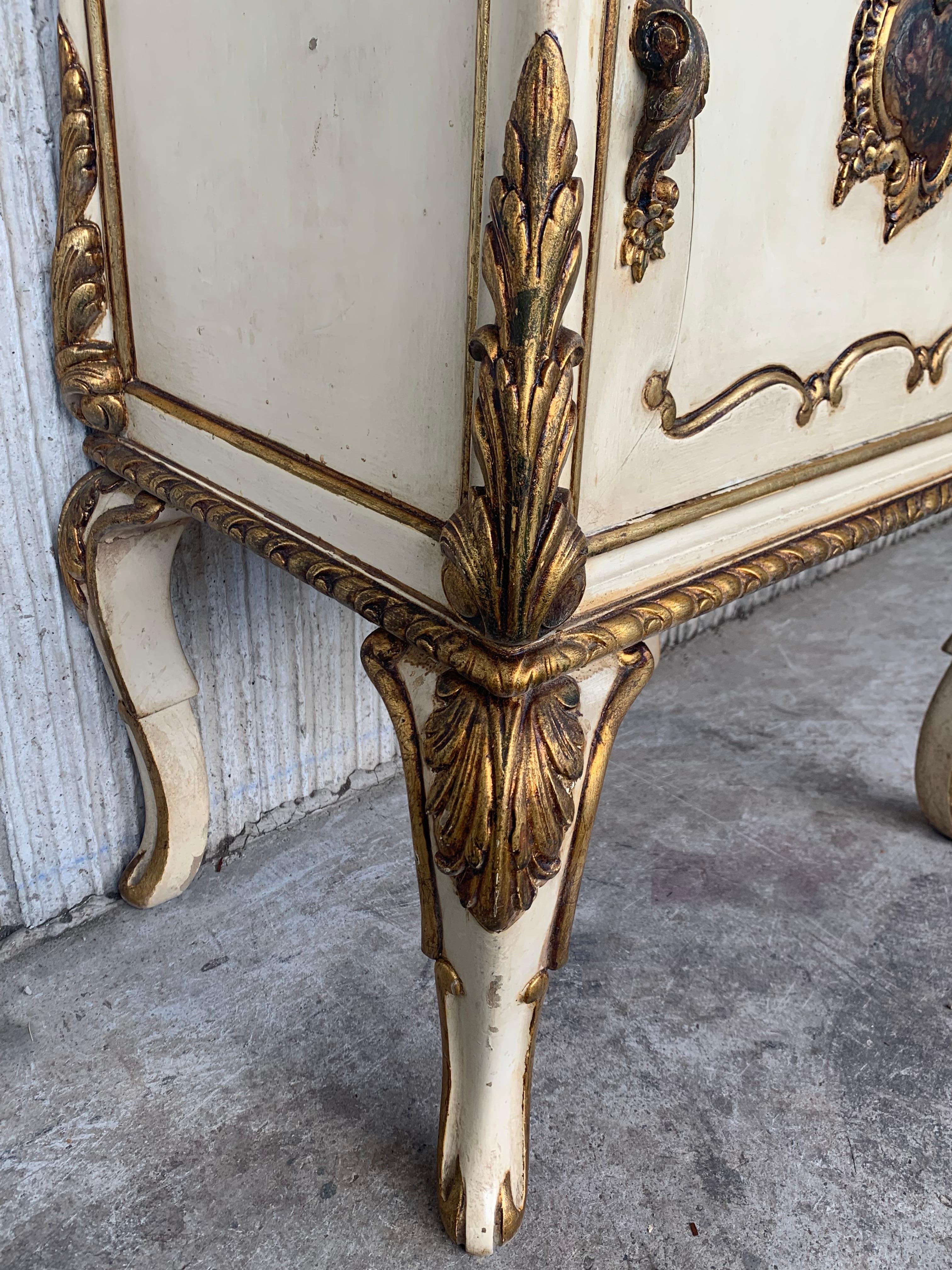 Pair of White Venetian Nightstands with Marble Top and Crest Handpainted Motifs For Sale 4