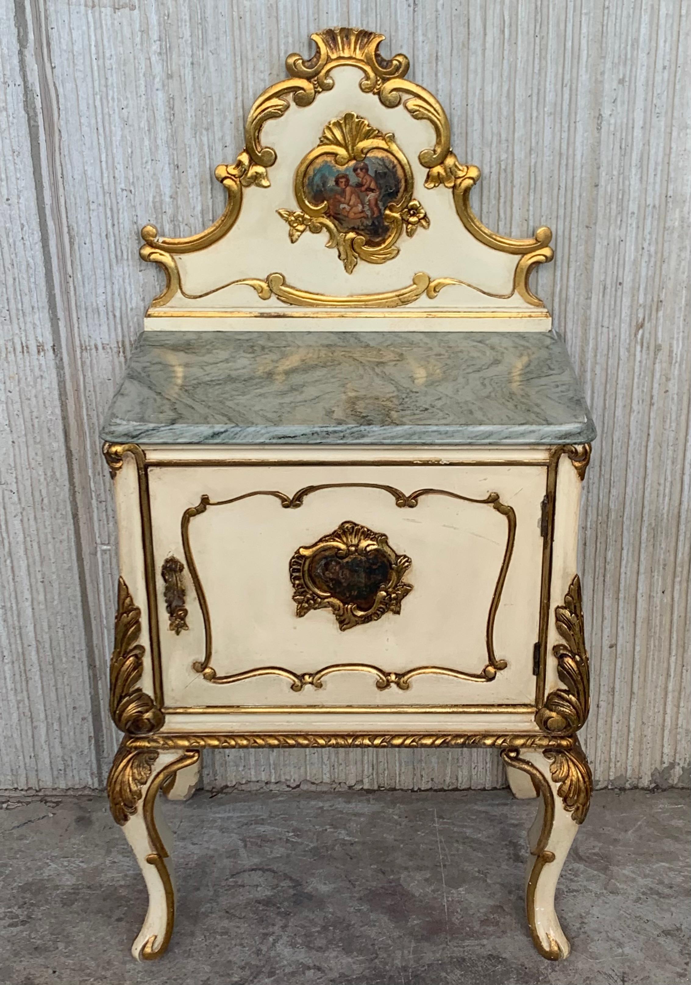 Pair of White Venetian Nightstands with Marble Top and Crest Handpainted Motifs In Good Condition For Sale In Miami, FL