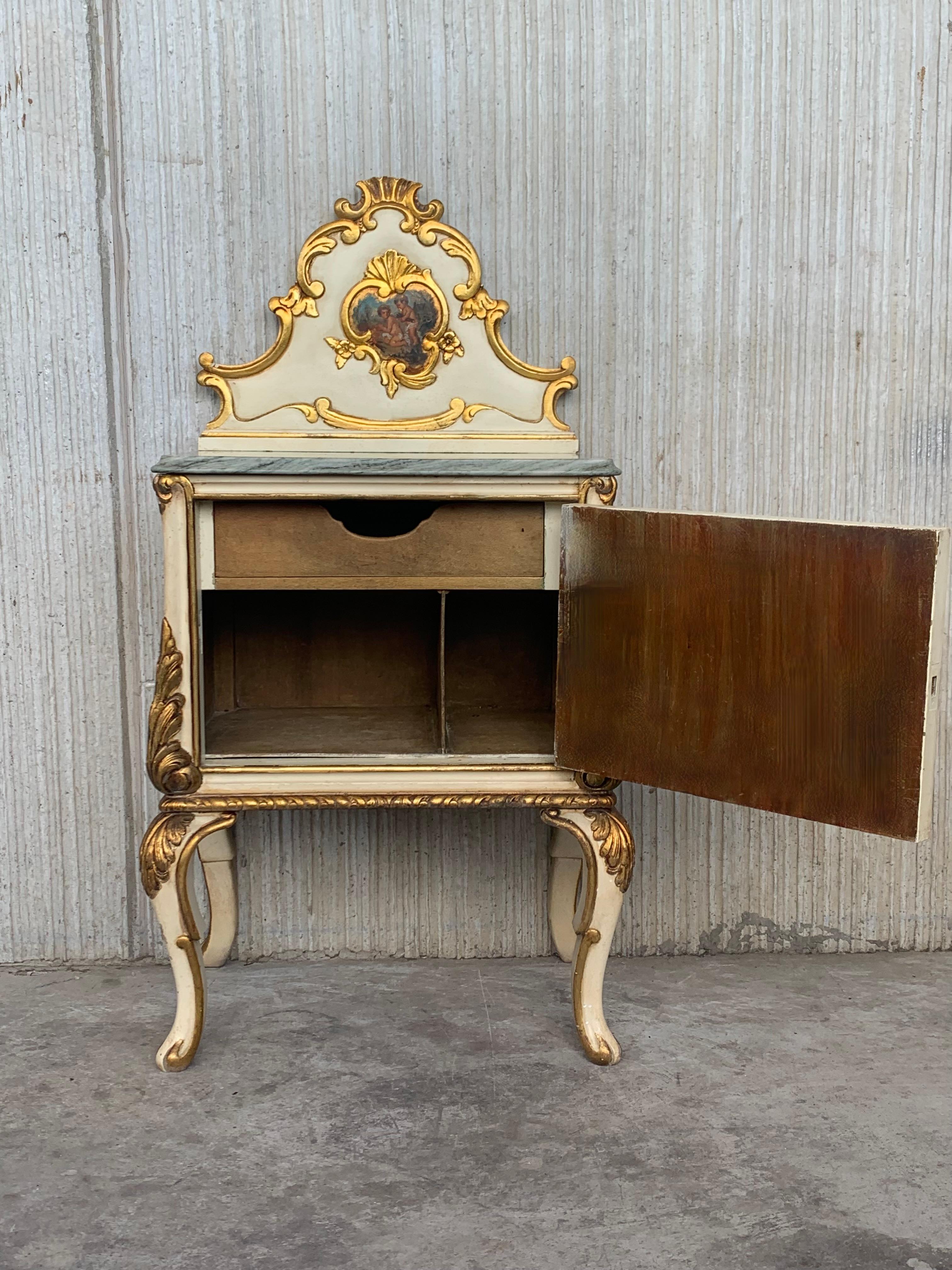 19th Century Pair of White Venetian Nightstands with Marble Top and Crest Handpainted Motifs For Sale