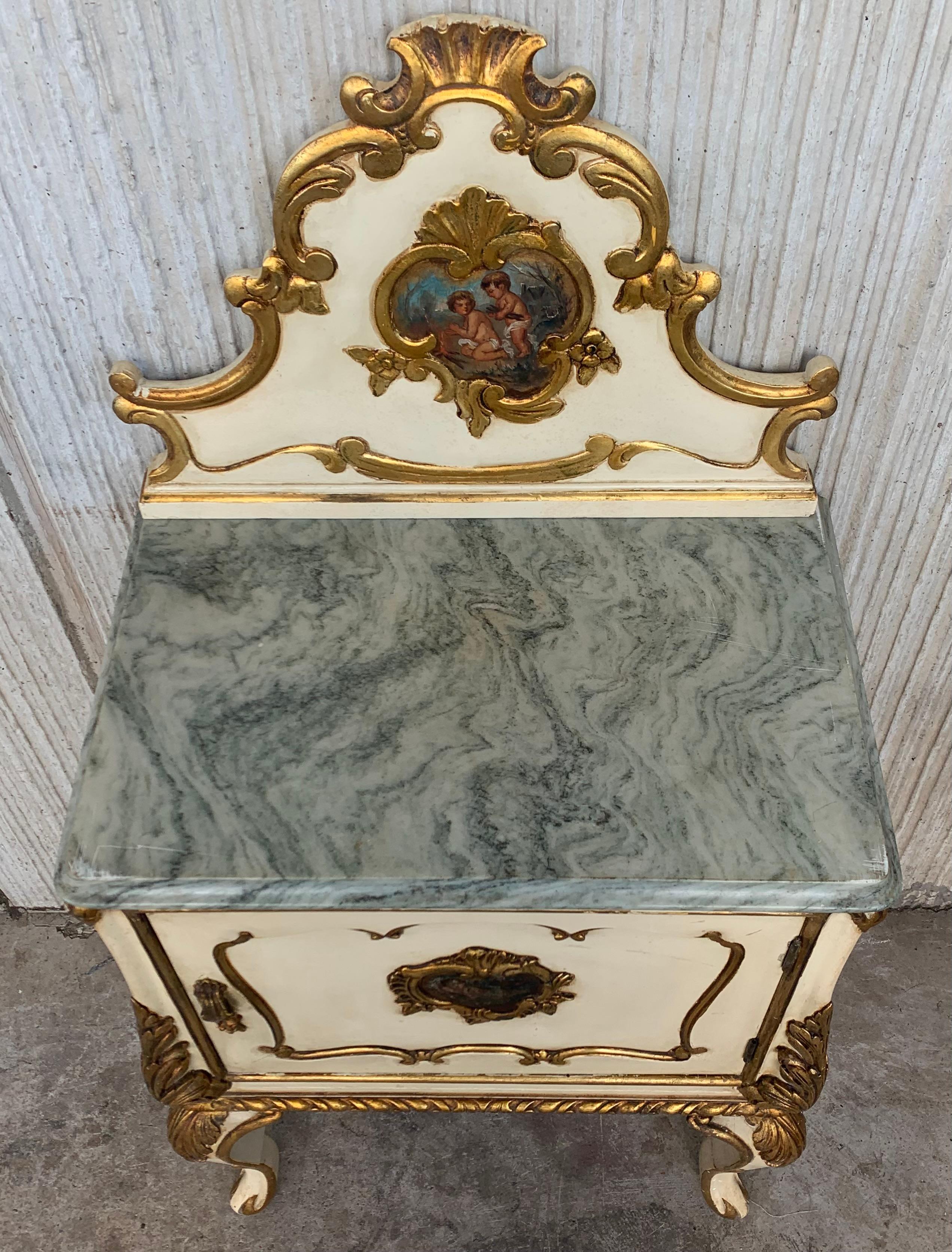 Paire de tables de nuit vénitiennes blanches avec plateau en marbre et crête, motifs peints à la main en vente 1