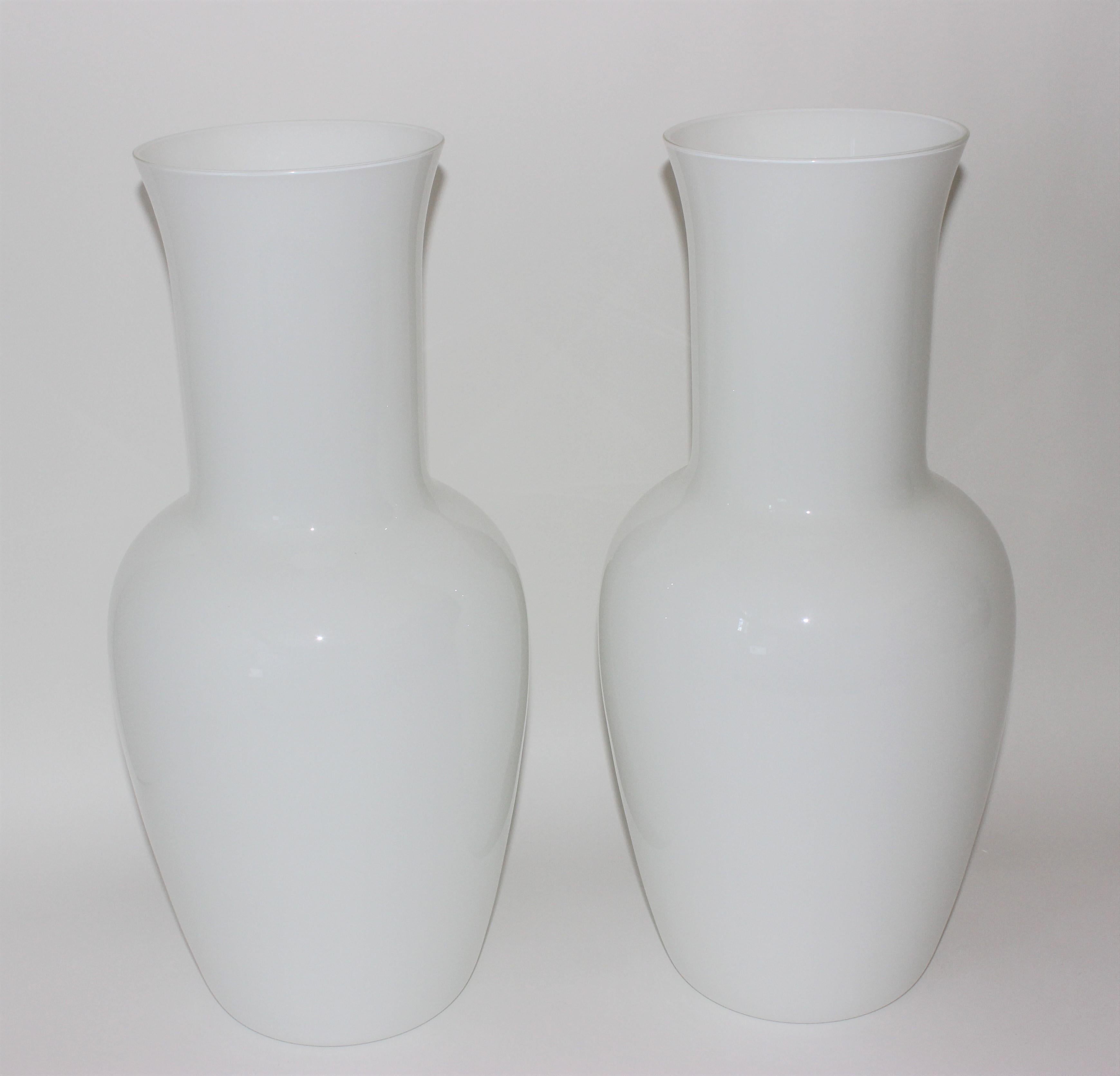 Paire de vases blancs en verre de Murano de Venini Bon état - En vente à West Palm Beach, FL