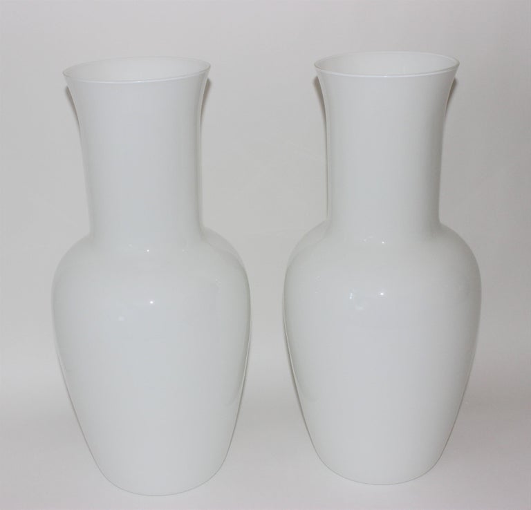 Pair of White Venini Murano Glass Vases In Good Condition For Sale In West Palm Beach, FL