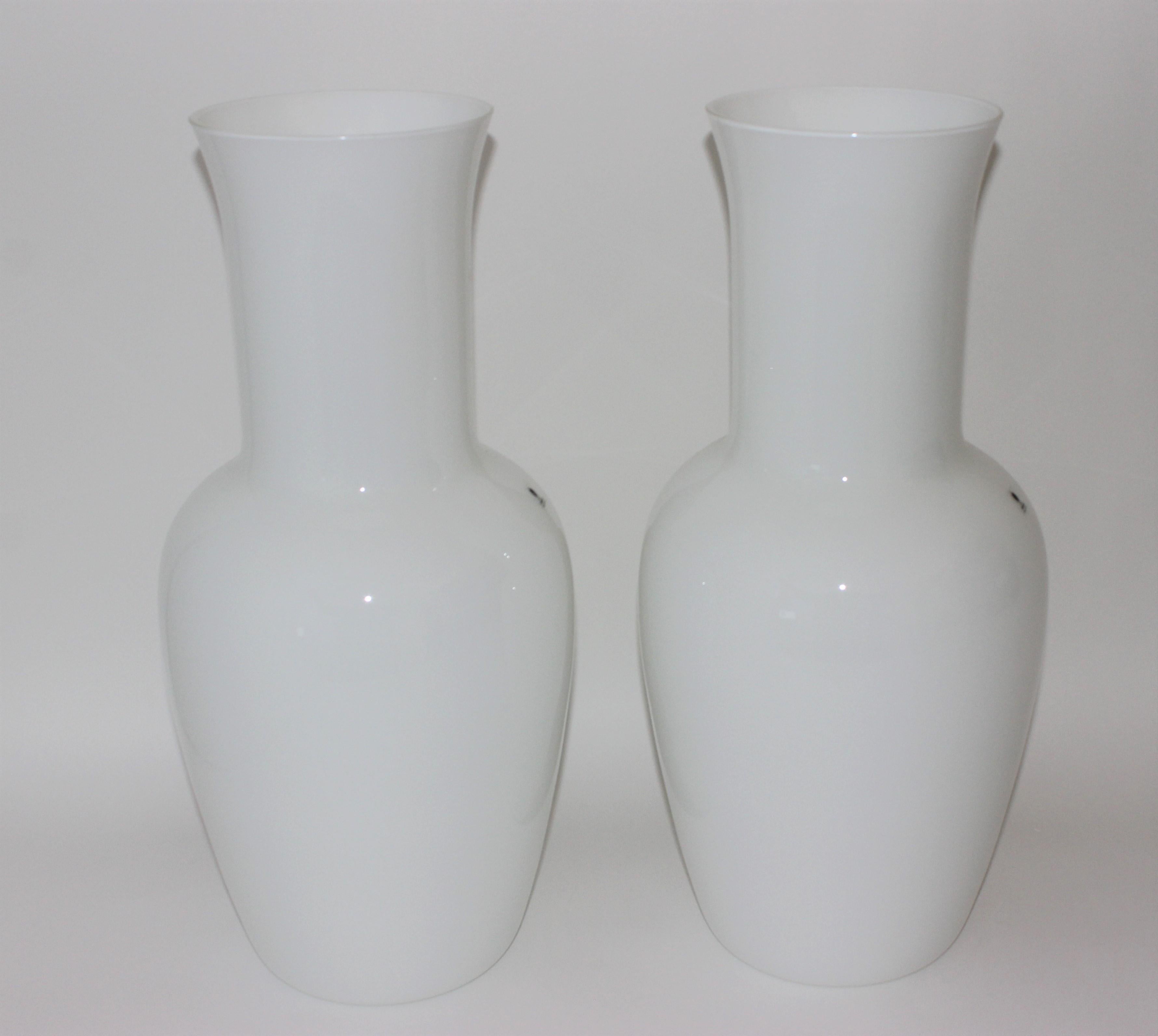 20ième siècle Paire de vases blancs en verre de Murano de Venini en vente