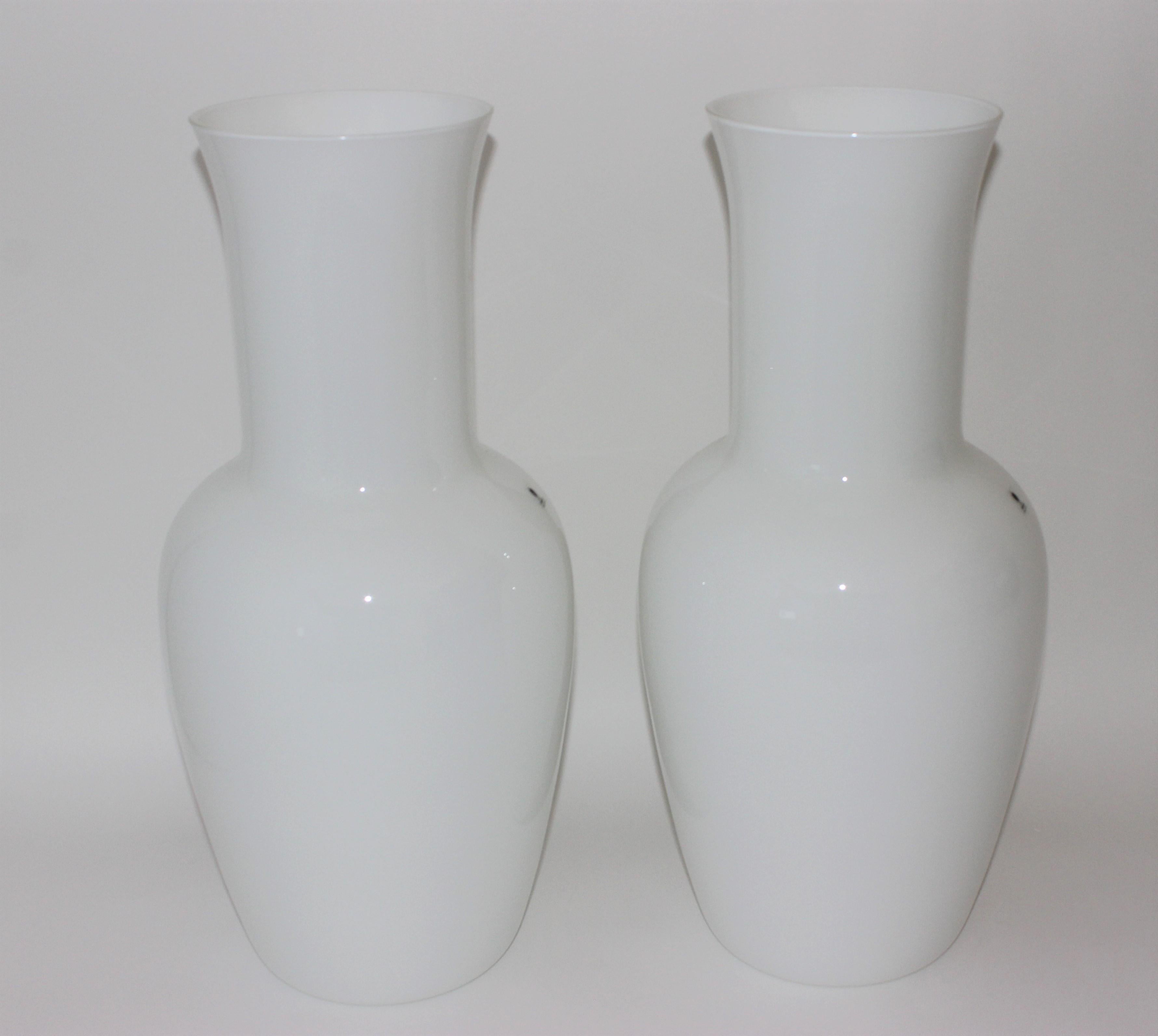 Pareja de jarrones blancos de cristal de Murano Venini siglo XX en venta