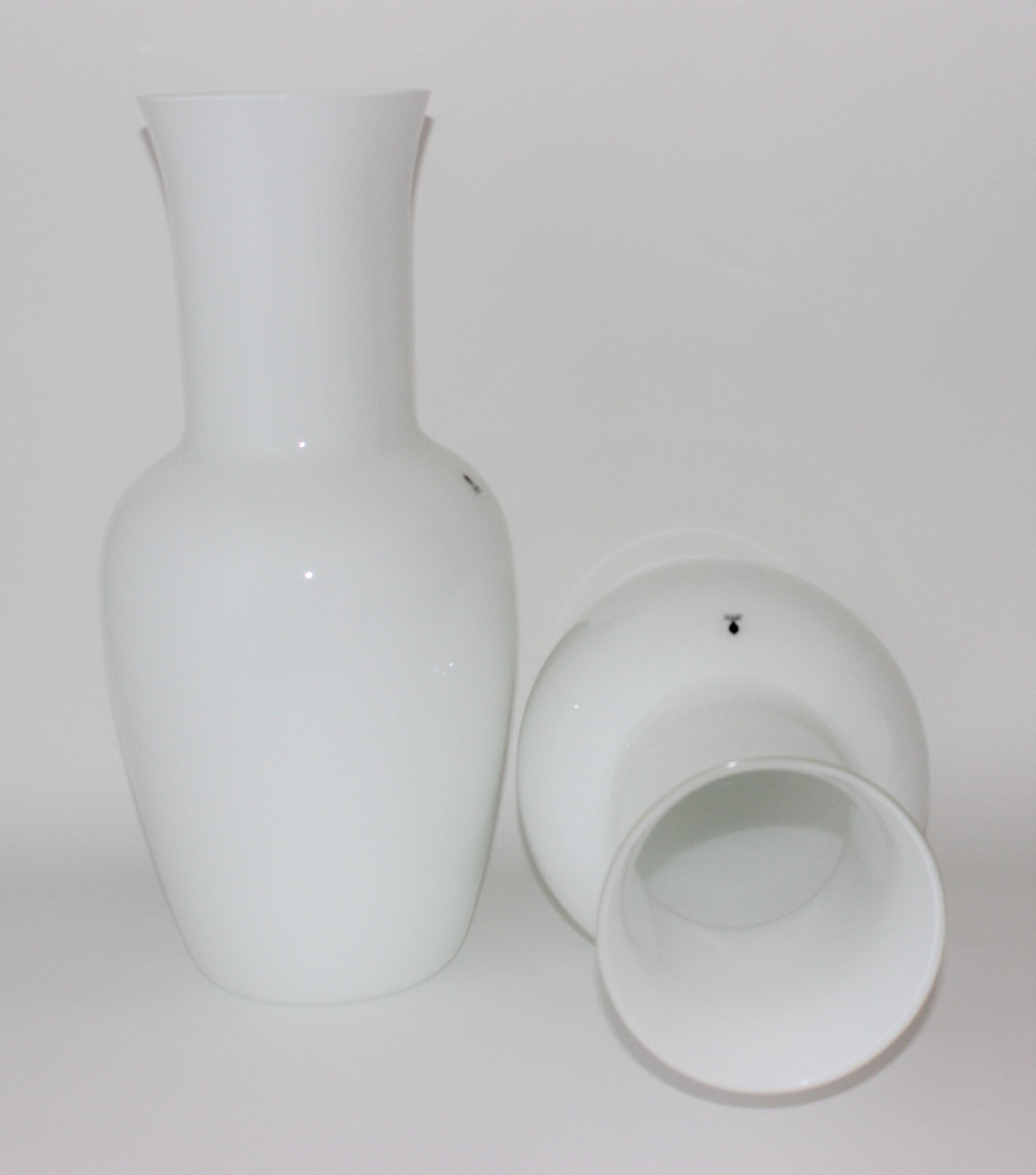 Verre de Murano Paire de vases blancs en verre de Murano de Venini en vente
