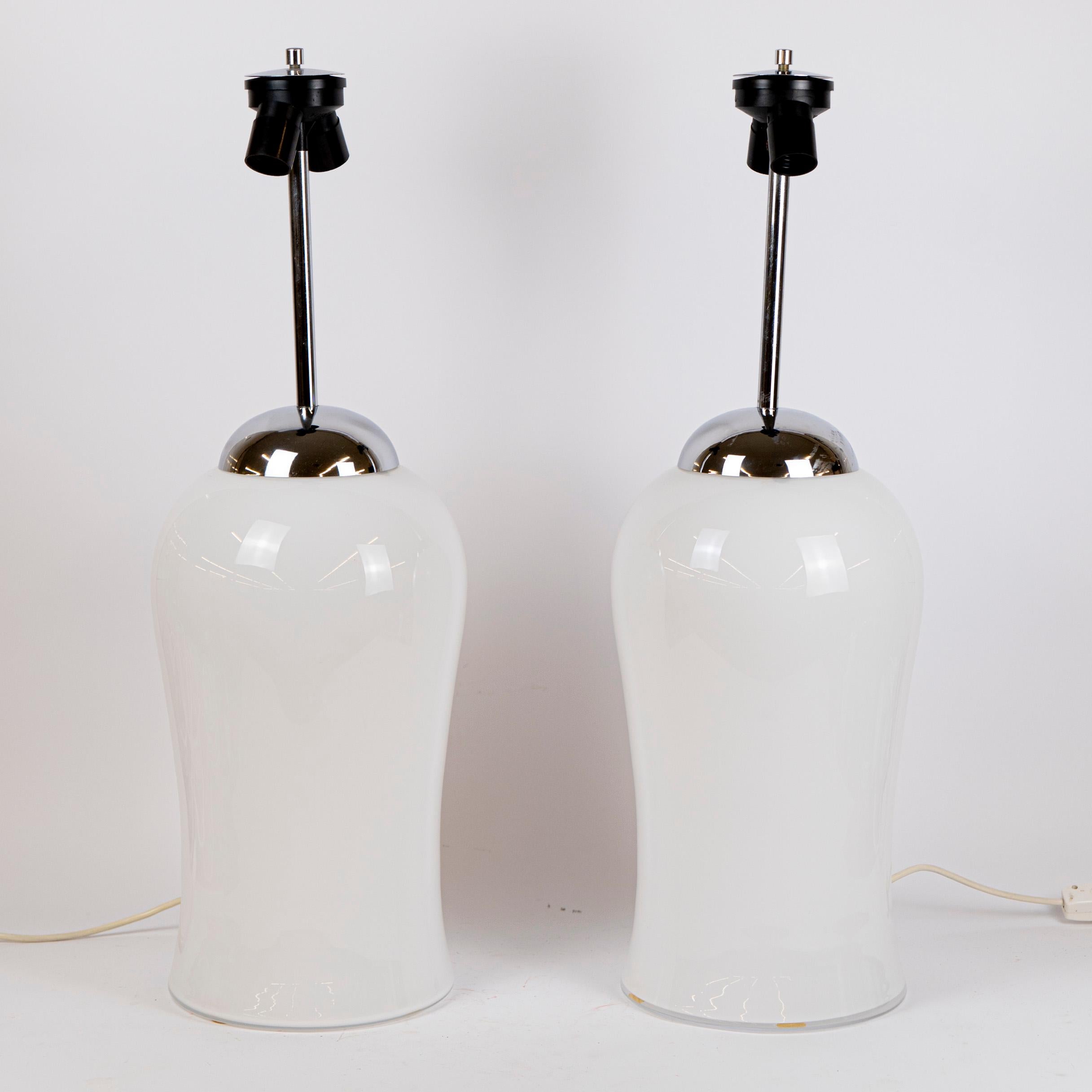 Postmoderno Coppia di lampade da tavolo di Murano Whiting con accenti cromati in vendita