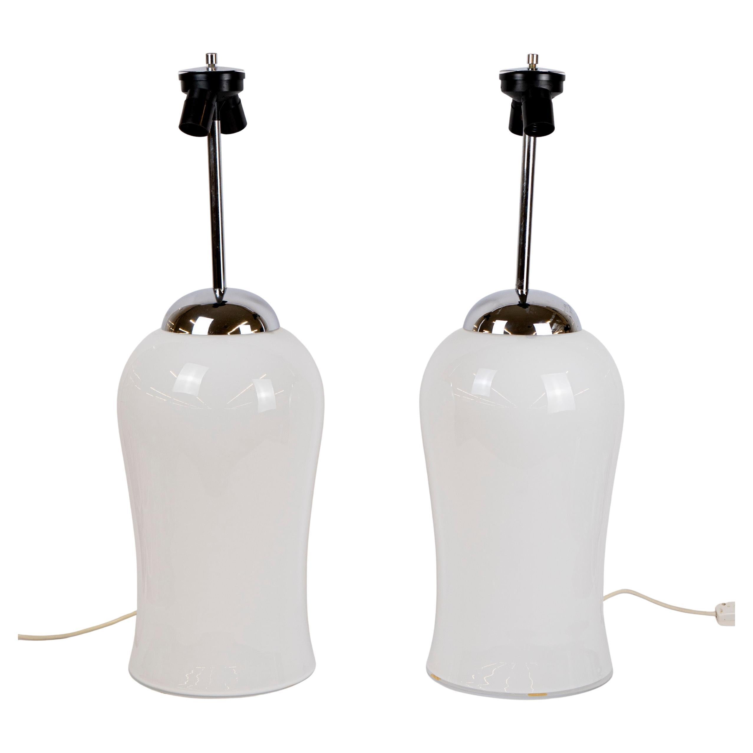 Coppia di lampade da tavolo di Murano Whiting con accenti cromati in vendita