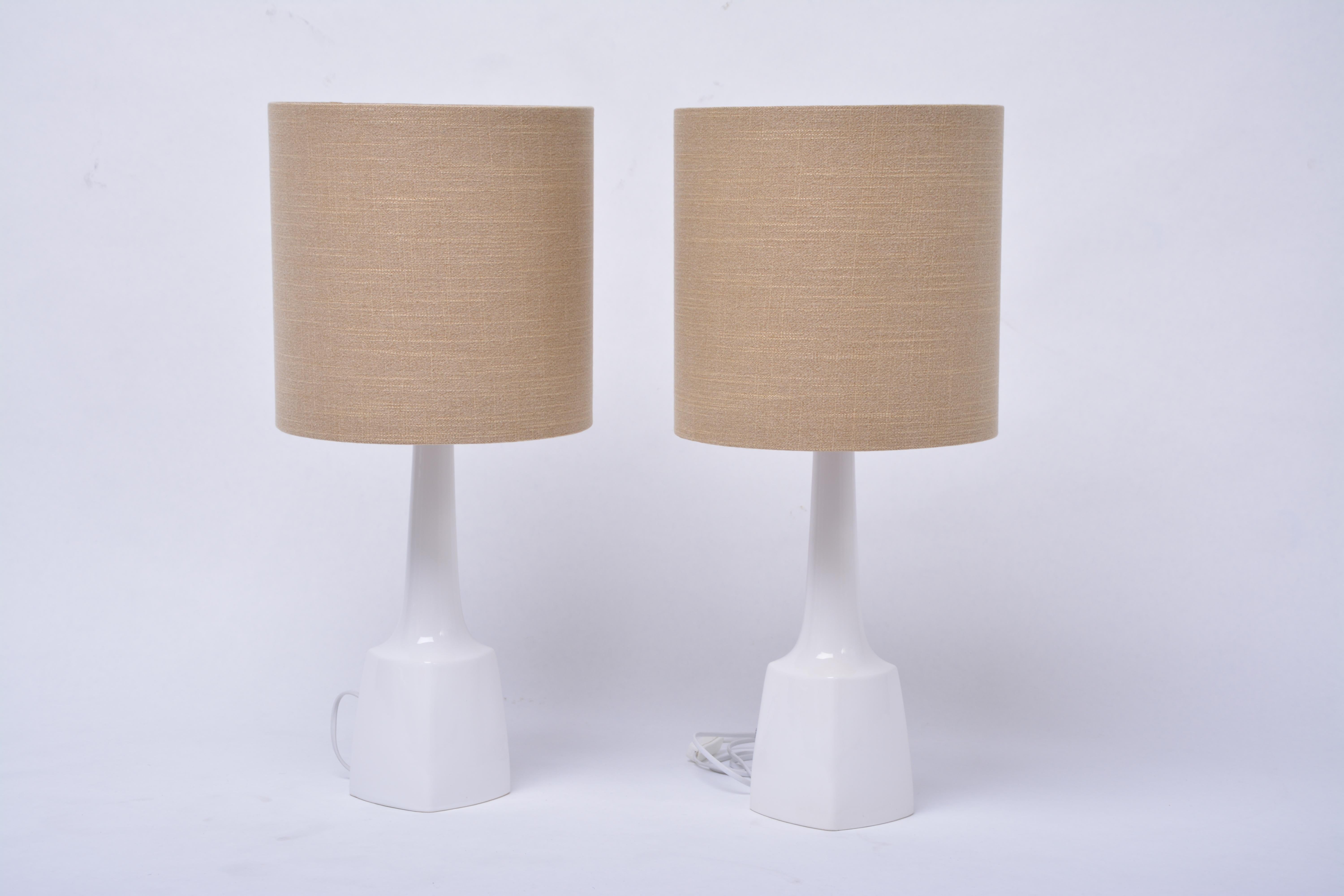 Pair of White Mid-Century Modern Ceramic Table Lamps Model 941 by Soholm

Pair of white ceramic table lamps model 941 designed by Einar Johansen and produced by Danish company Soholm in the 1970s. The lamp has been rewired for European use and has a