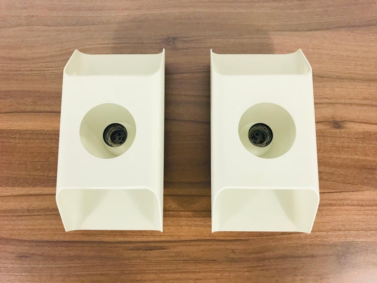 Pair of White Wall Lamps by Klaus Hempel for Kaiser Leuchten, 1970s  In Good Condition For Sale In Hagenbach, DE