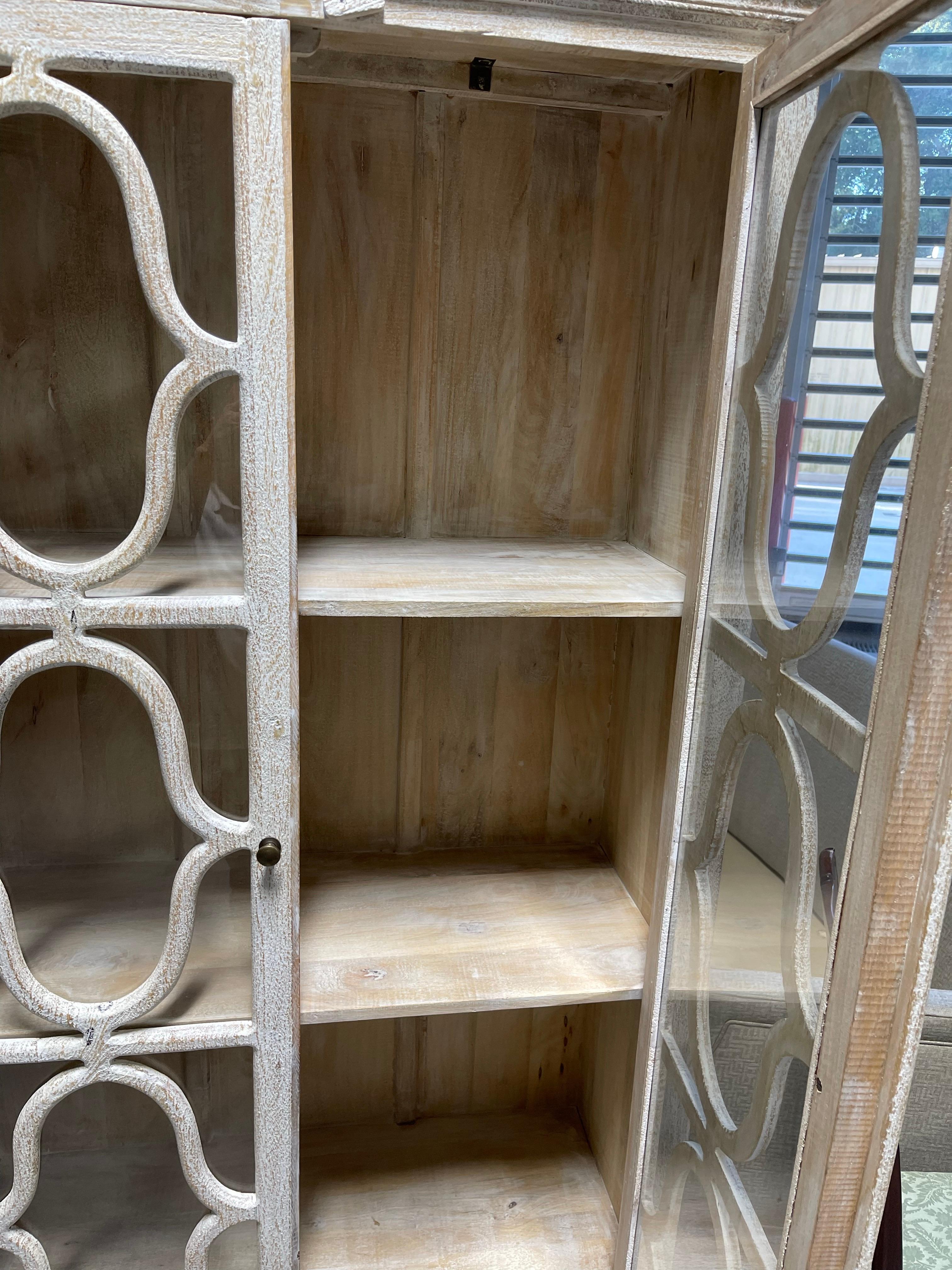 Pair of White Washed Three-Shelves Bookcase with Glass Doors, 21st Century For Sale 1