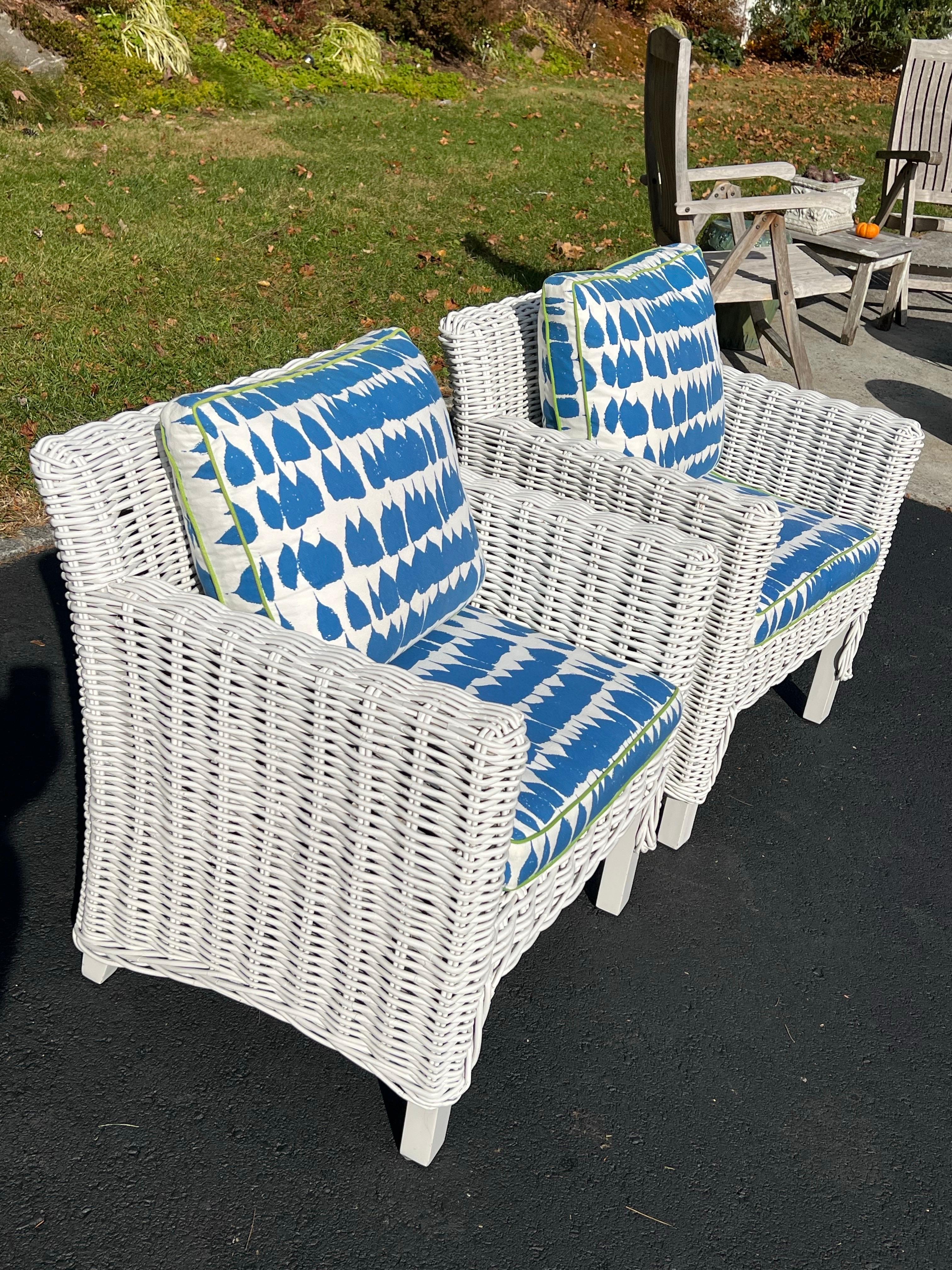 Coppia di sedie da club in vimini di colore bianco in vendita 4