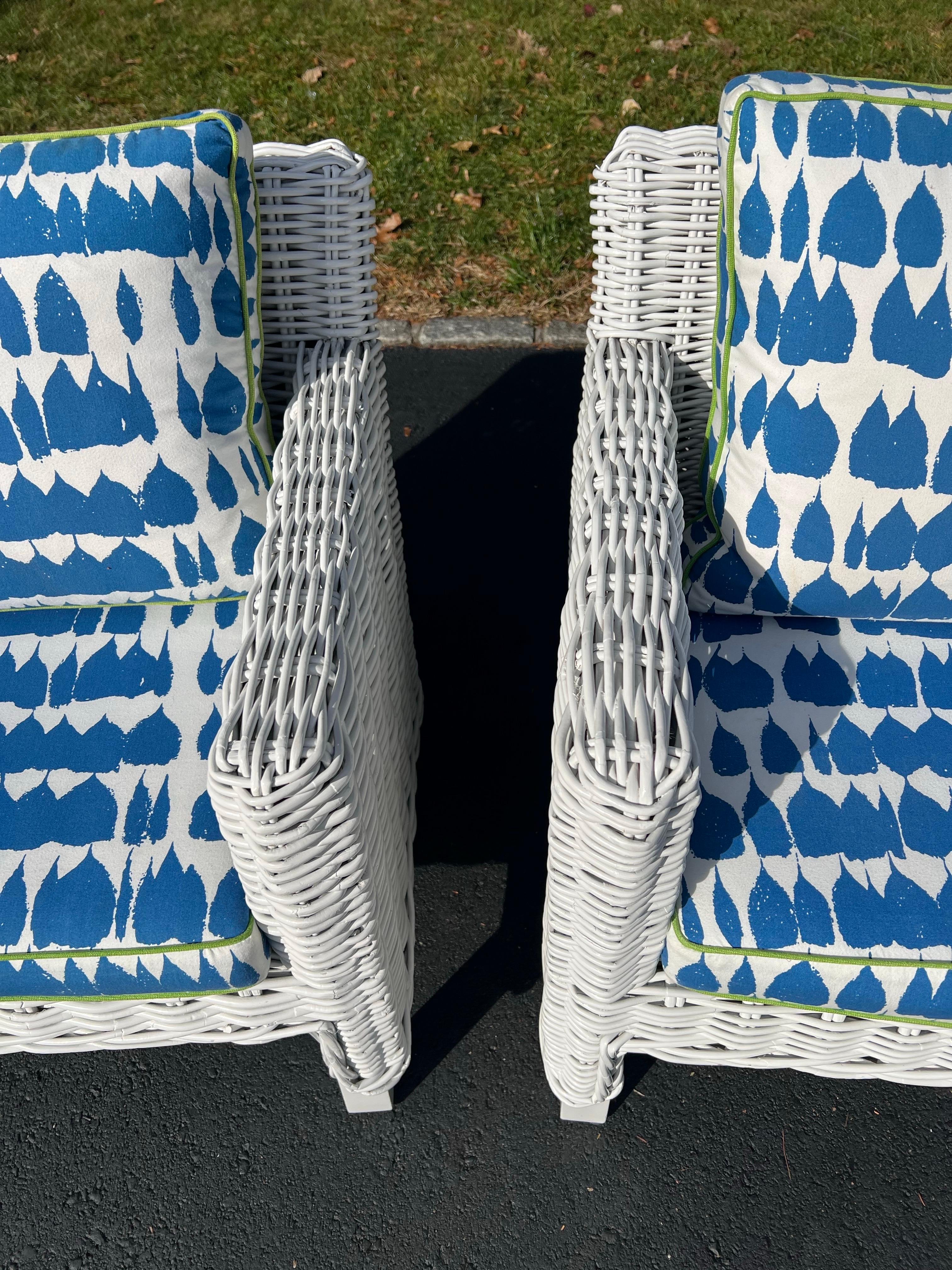 Coppia di sedie da club in vimini di colore bianco in vendita 5