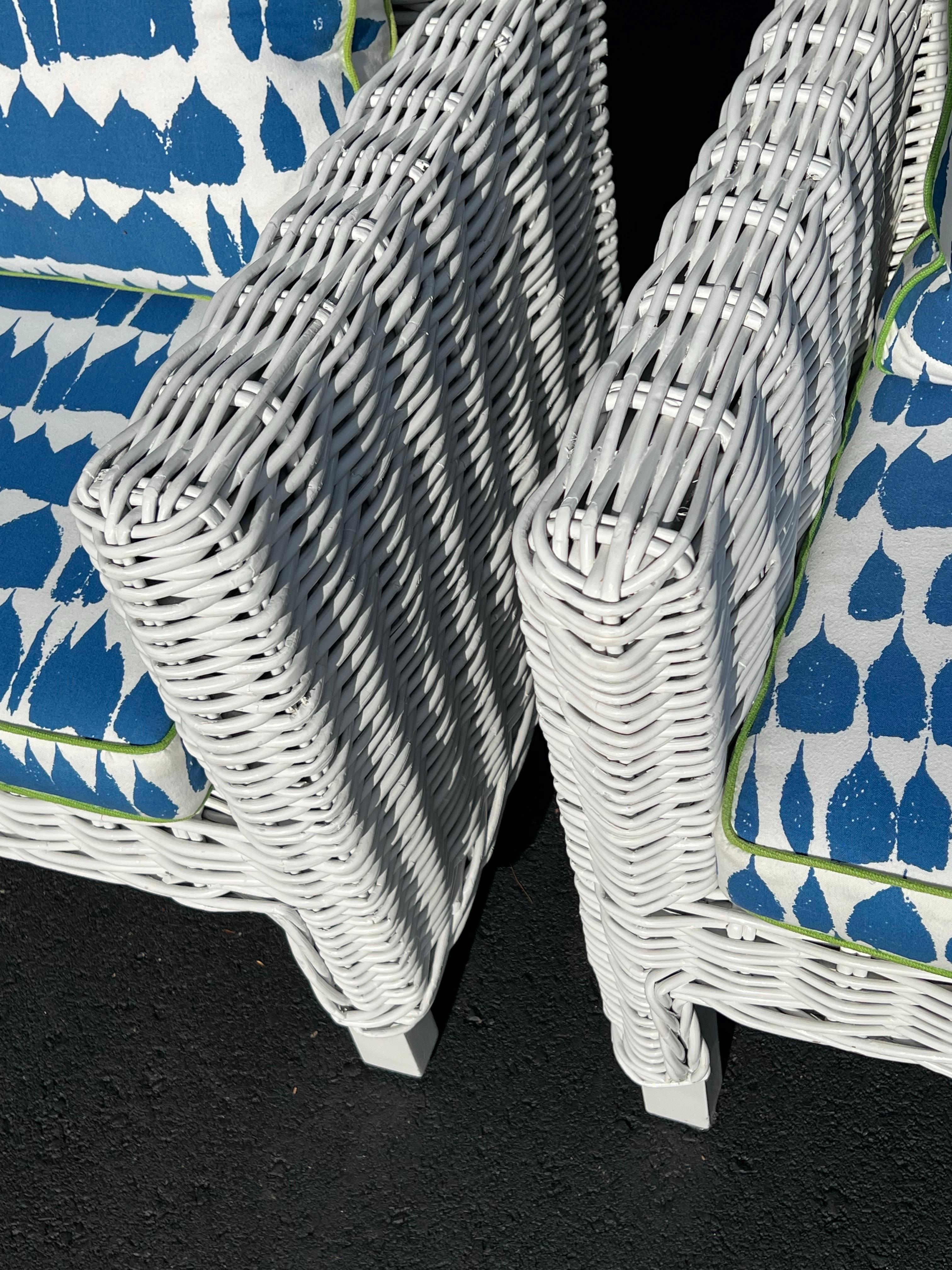 Coppia di sedie da club in vimini di colore bianco in vendita 6