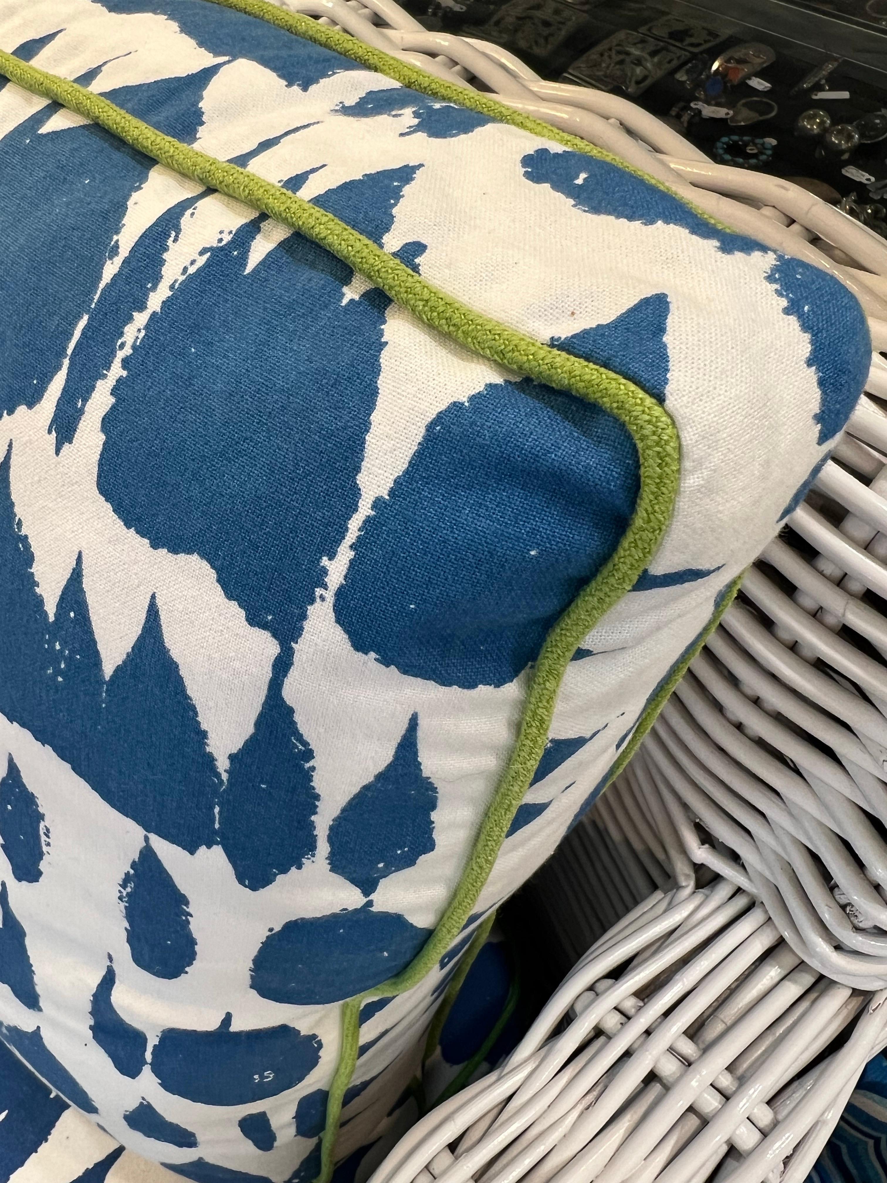 Coppia di sedie da club in vimini di colore bianco in vendita 7