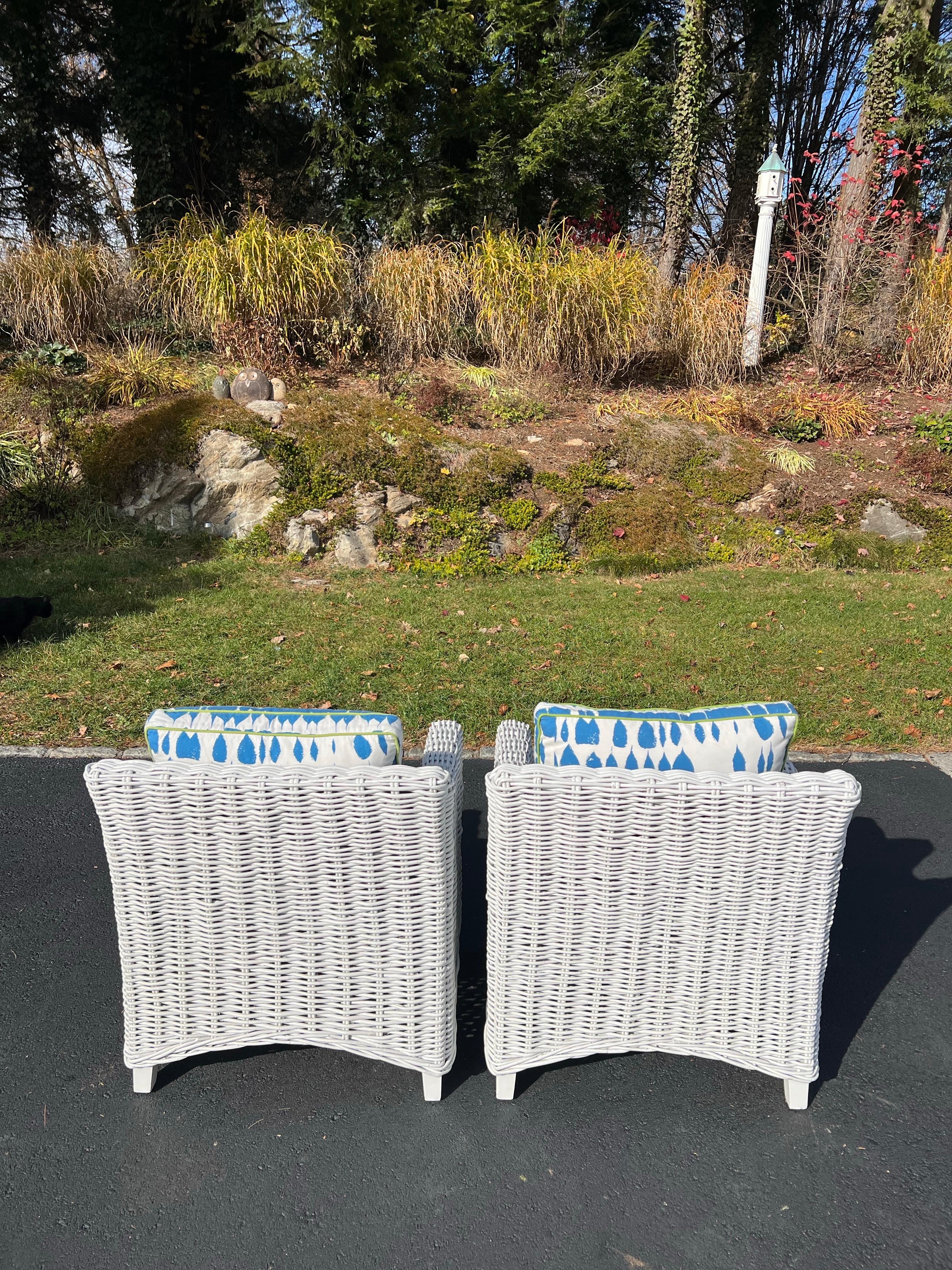 Coppia di sedie da club in vimini di colore bianco in vendita 9