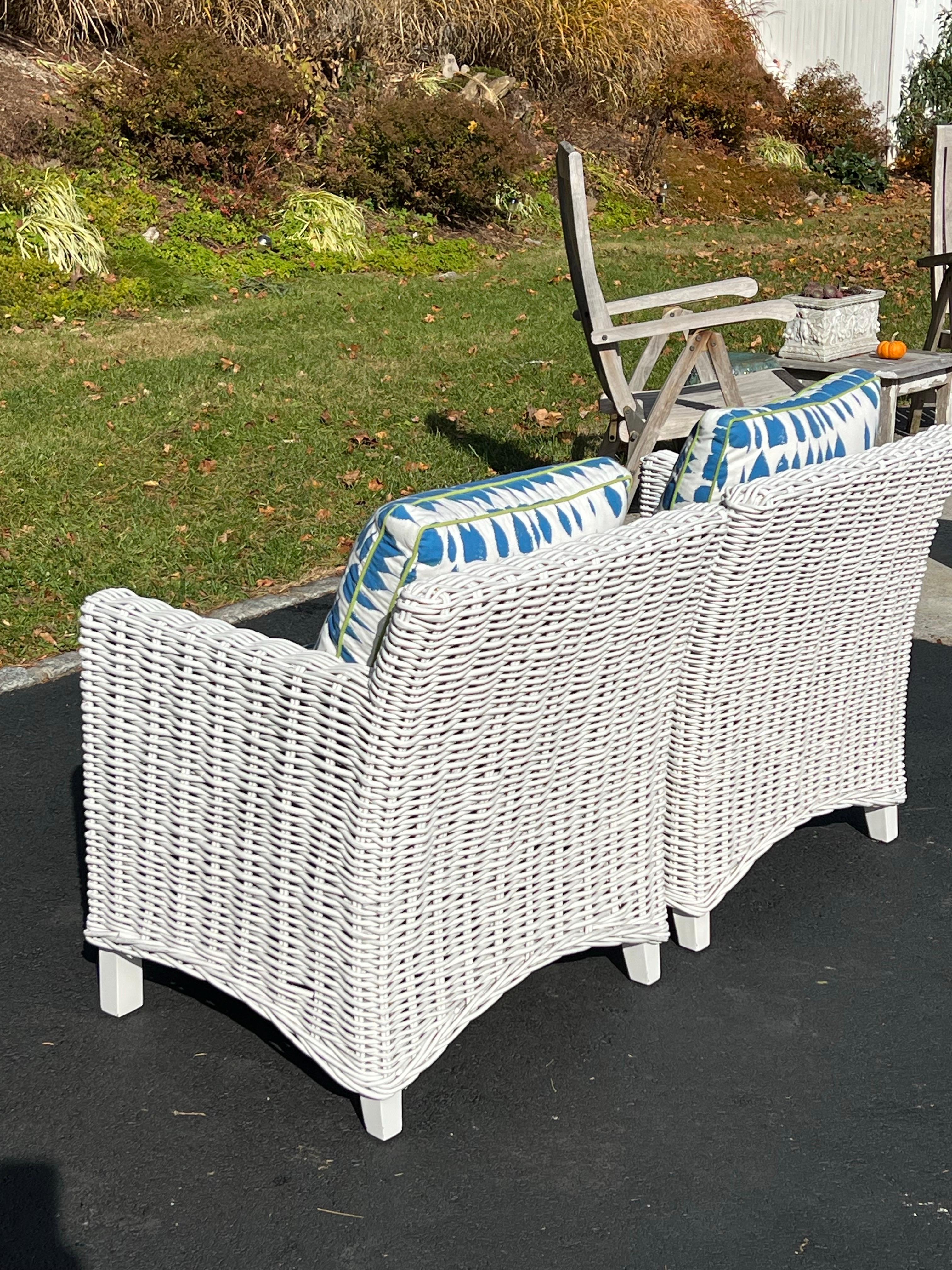 Coppia di sedie da club in vimini di colore bianco in vendita 12