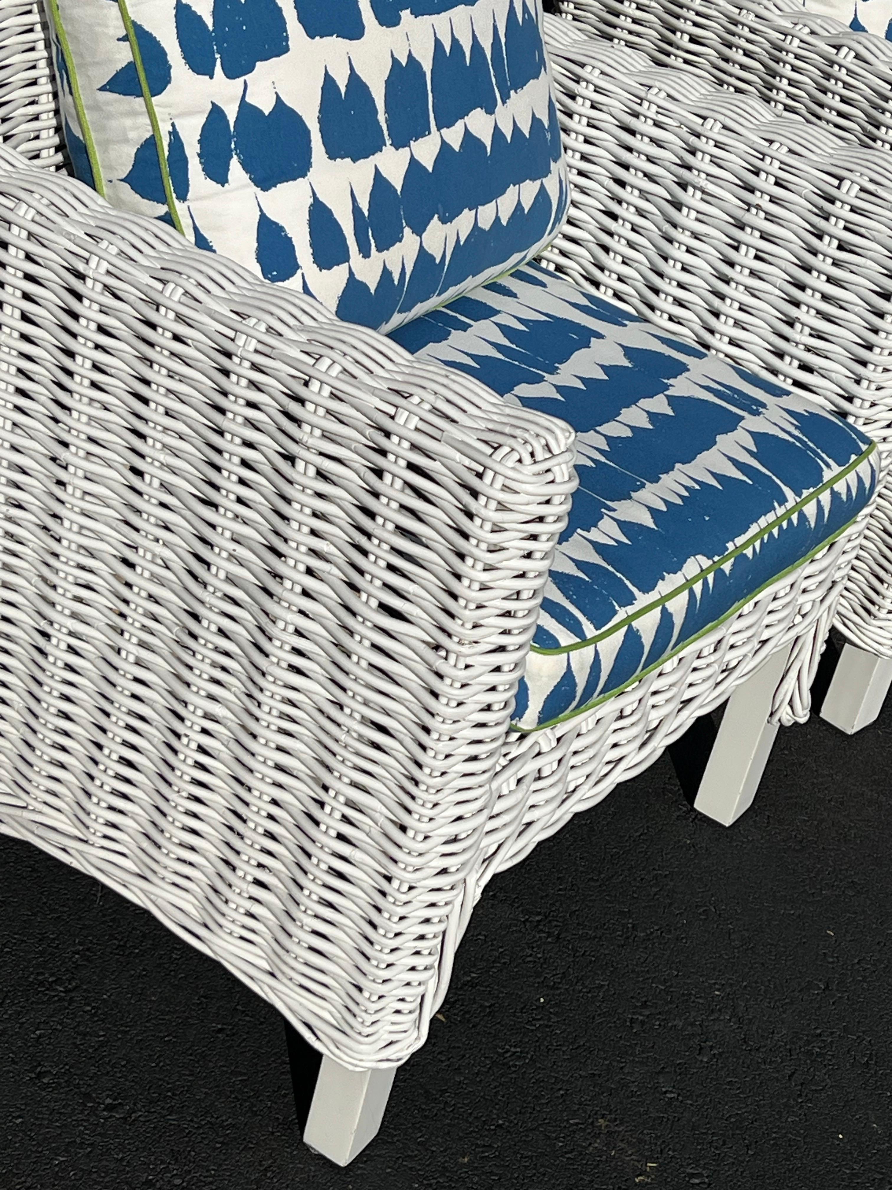 Coppia di sedie da club in vimini di colore bianco in vendita 13