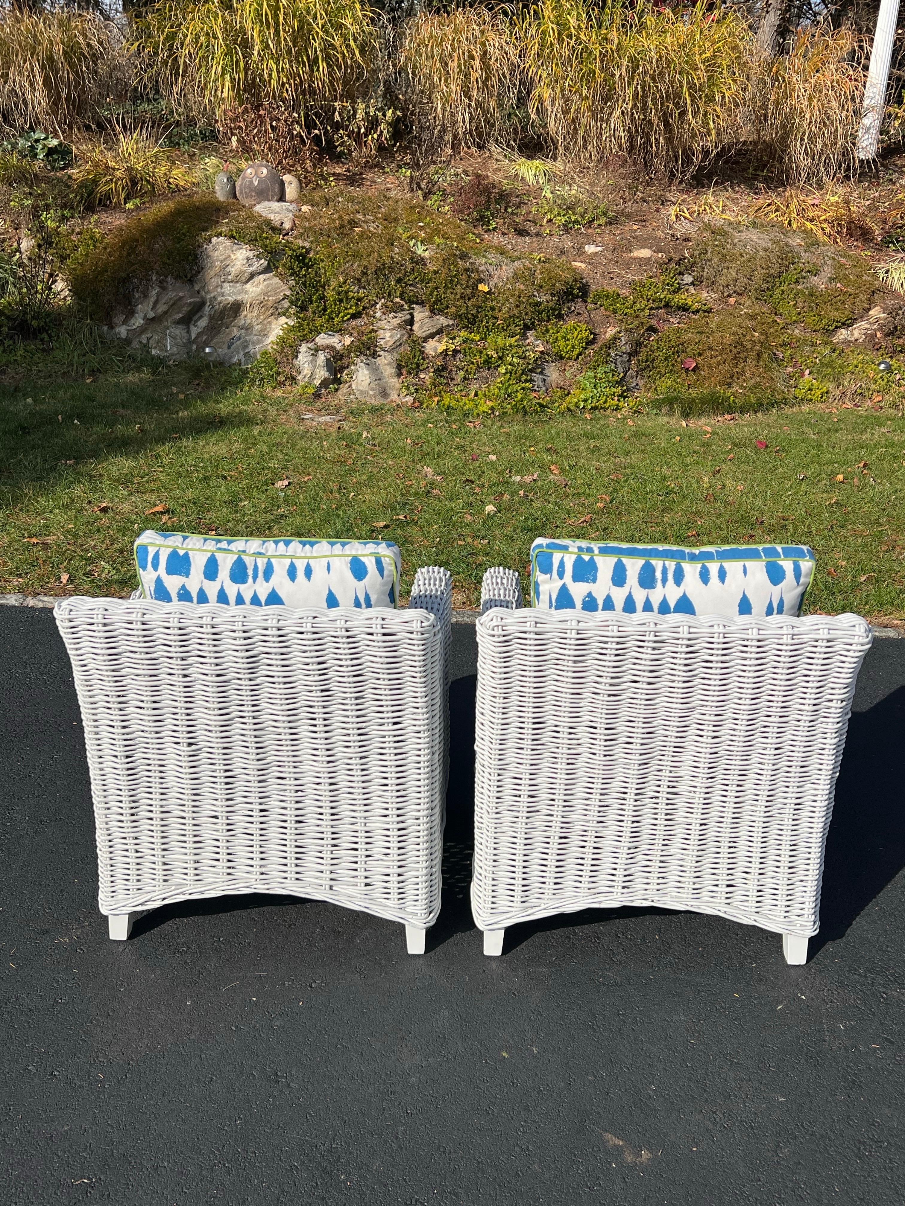 Coppia di sedie da club in vimini di colore bianco in vendita 14